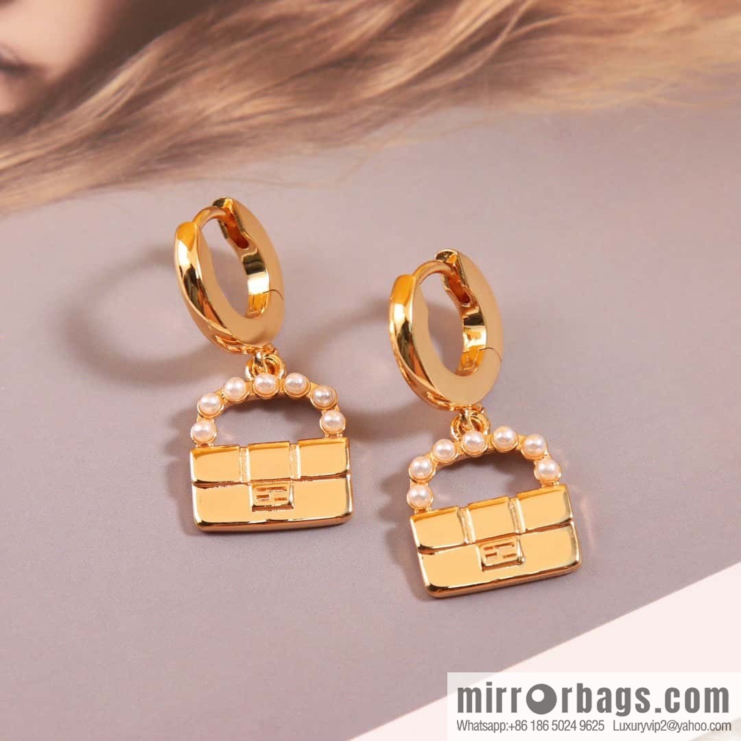 ☀New FENDI Fendi pearl bag stud earrings ☀