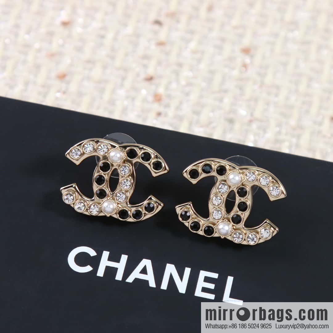 ☀️New ☑️ Chanel C1 double c half black diamond half pearl stud earrings ☀️