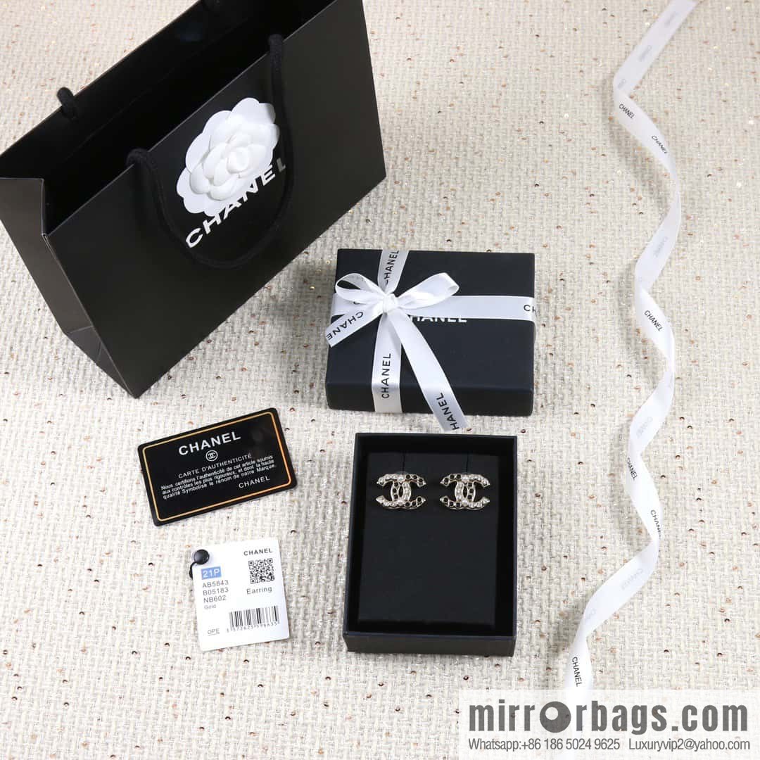 ☀️New ☑️ Chanel C1 double c half black diamond half pearl stud earrings ☀️