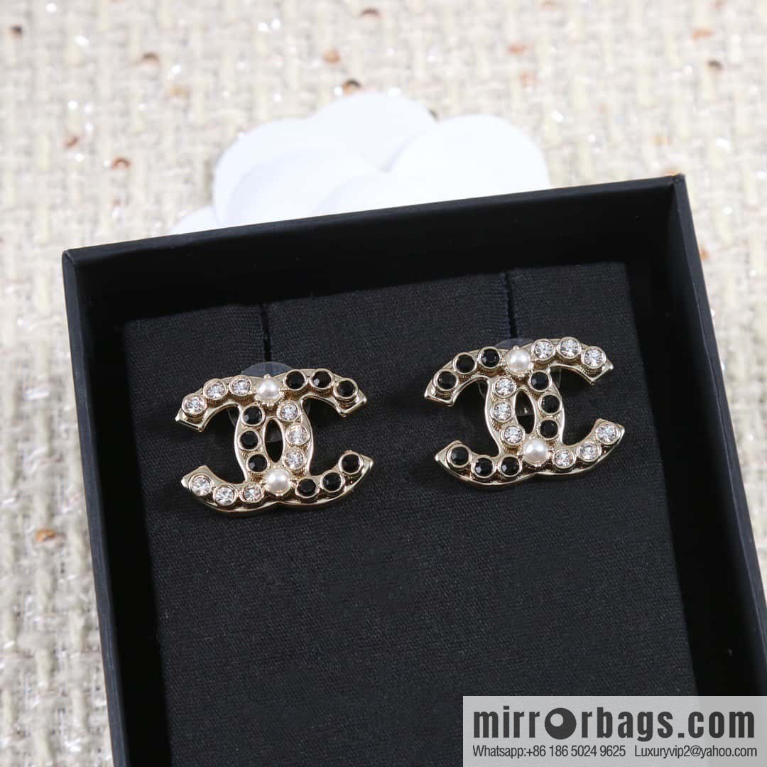☀️New ☑️ Chanel C1 double c half black diamond half pearl stud earrings ☀️