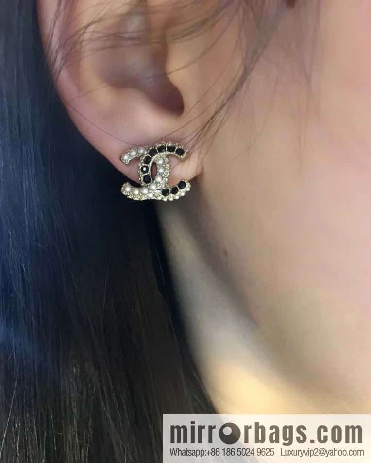 ☀️New ☑️ Chanel C1 double c half black diamond half pearl stud earrings ☀️