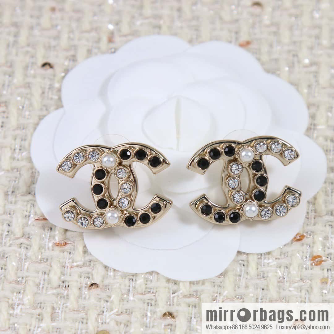 ☀️New ☑️ Chanel C1 double c half black diamond half pearl stud earrings ☀️