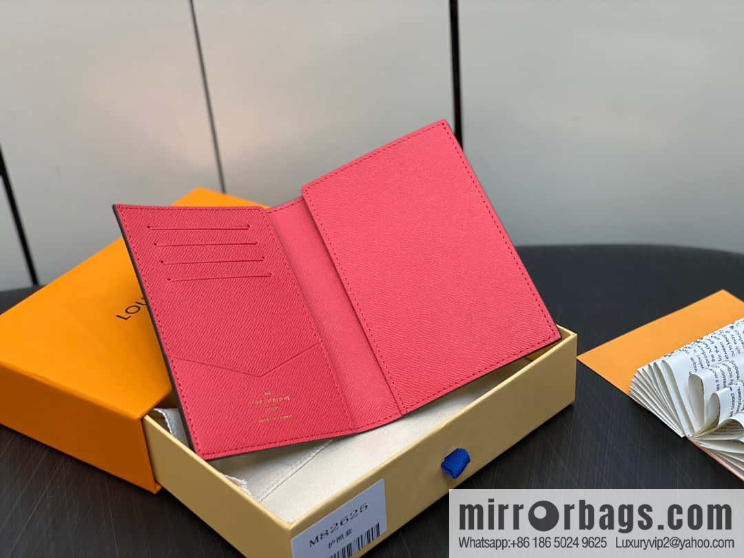[Boutique‑grade] M82625 Christmas model, new autumn and winter model, passport cover