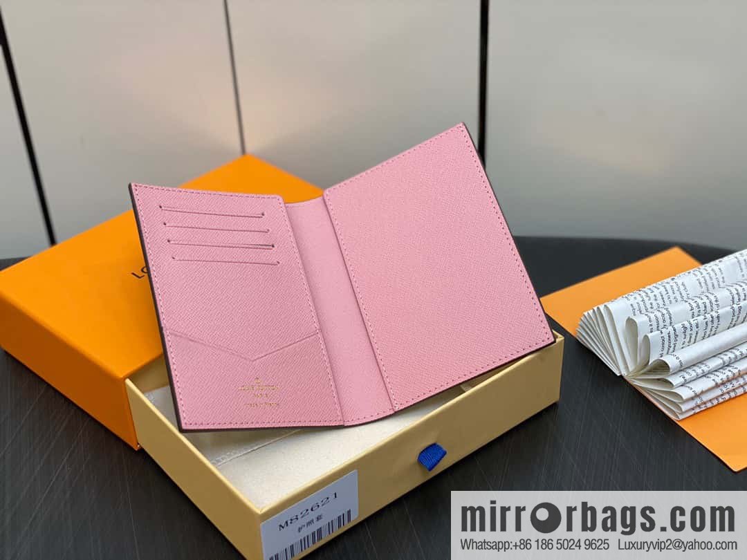 [Boutique‑grade] M82621 Christmas model, new autumn and winter model, passport cover