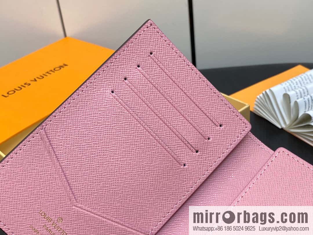 [Boutique‑grade] M82621 Christmas model, new autumn and winter model, passport cover