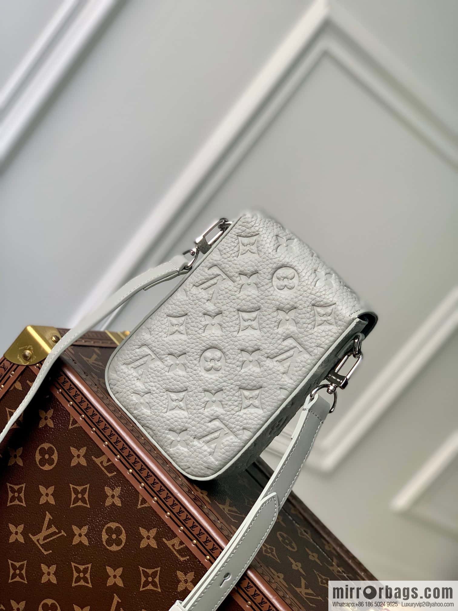 M82568 new S-LOCK VERTICAL mini handbag