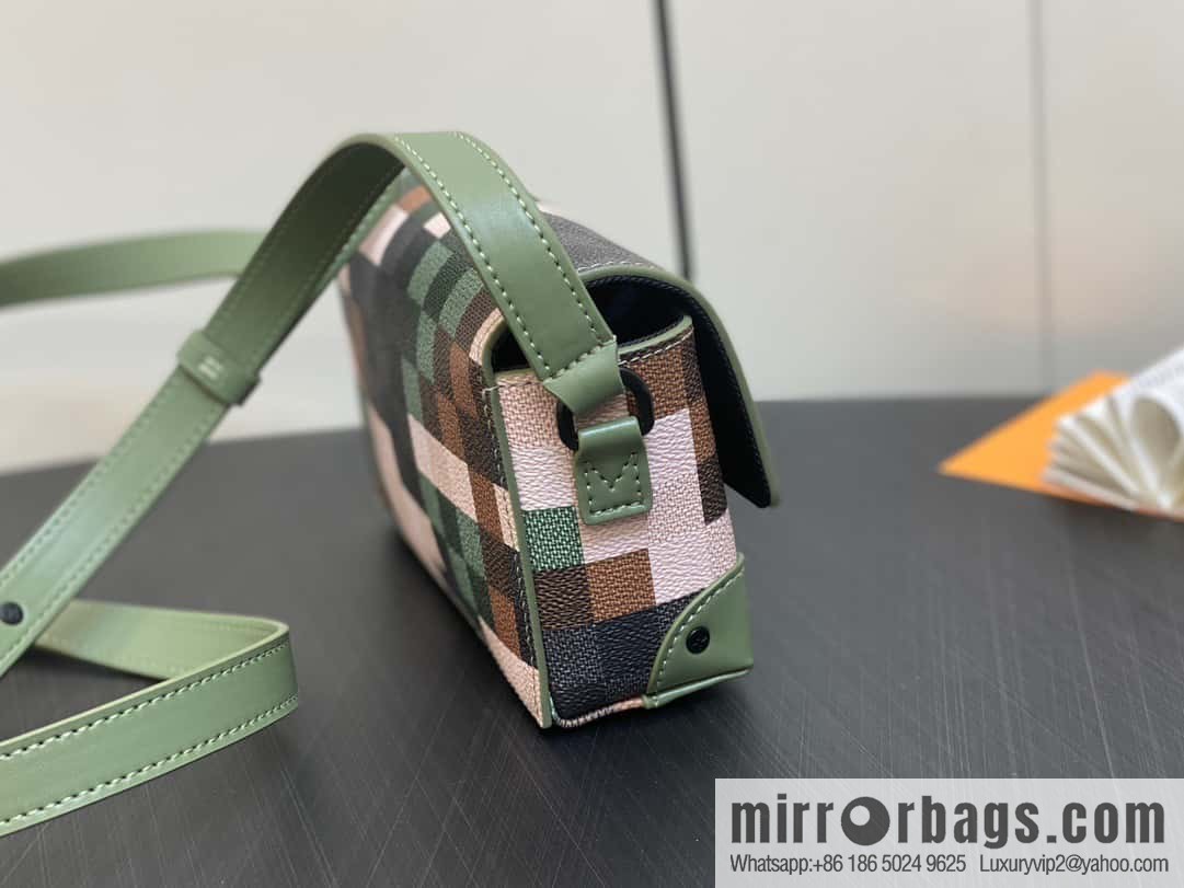 [Boutique‑grade] M83172 camouflage plaid mailman bag series, the new Steamer series mailman bag M81783 is the New Classics series
