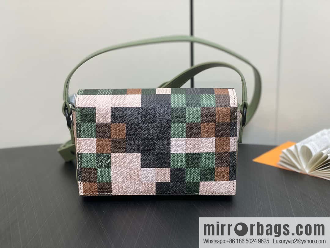 [Boutique‑grade] M83172 camouflage plaid mailman bag series, the new Steamer series mailman bag M81783 is the New Classics series