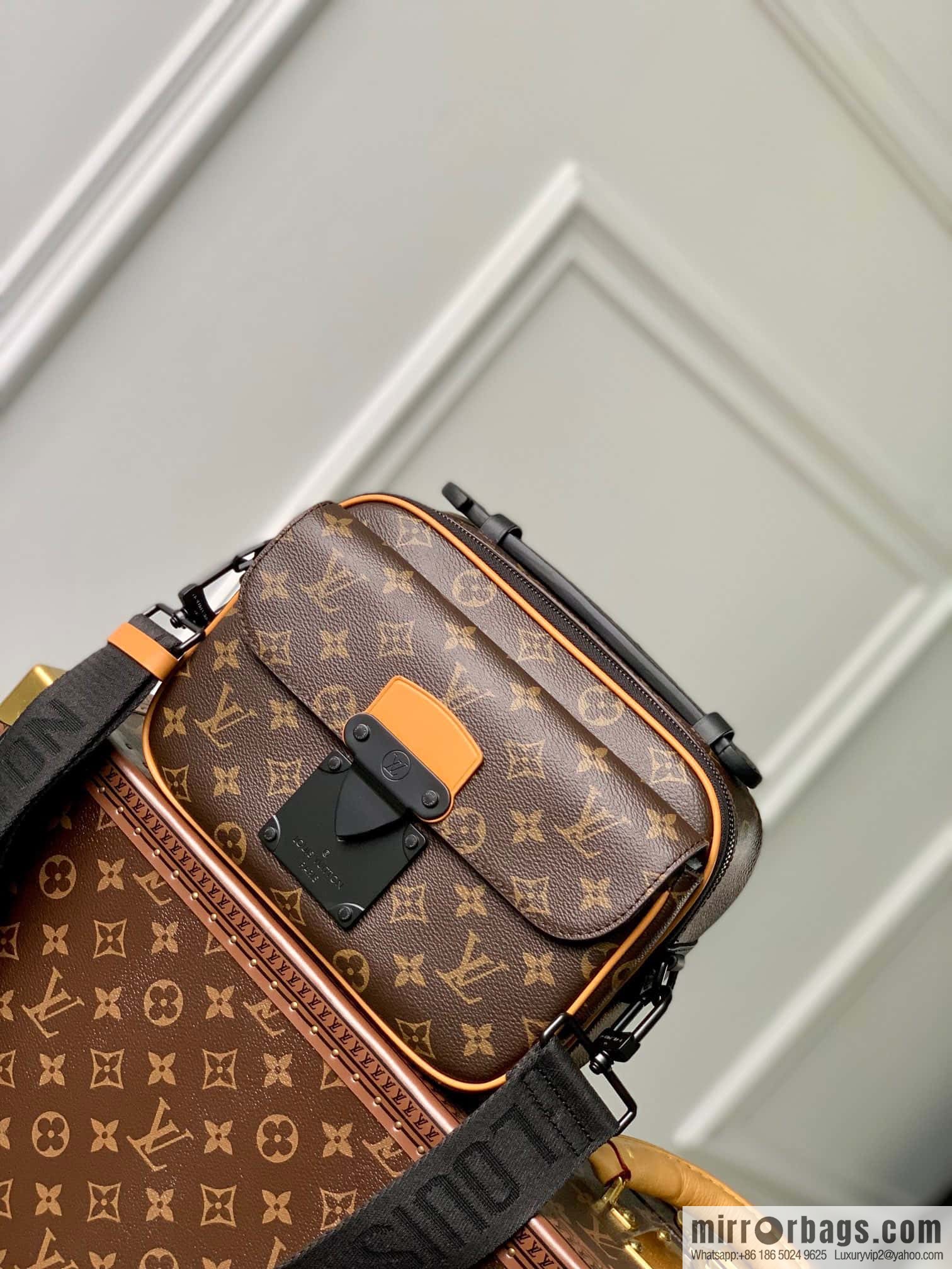 M46688 monogram yellow leather, men's bag messenger bag series, this S Lock messenger bag.
