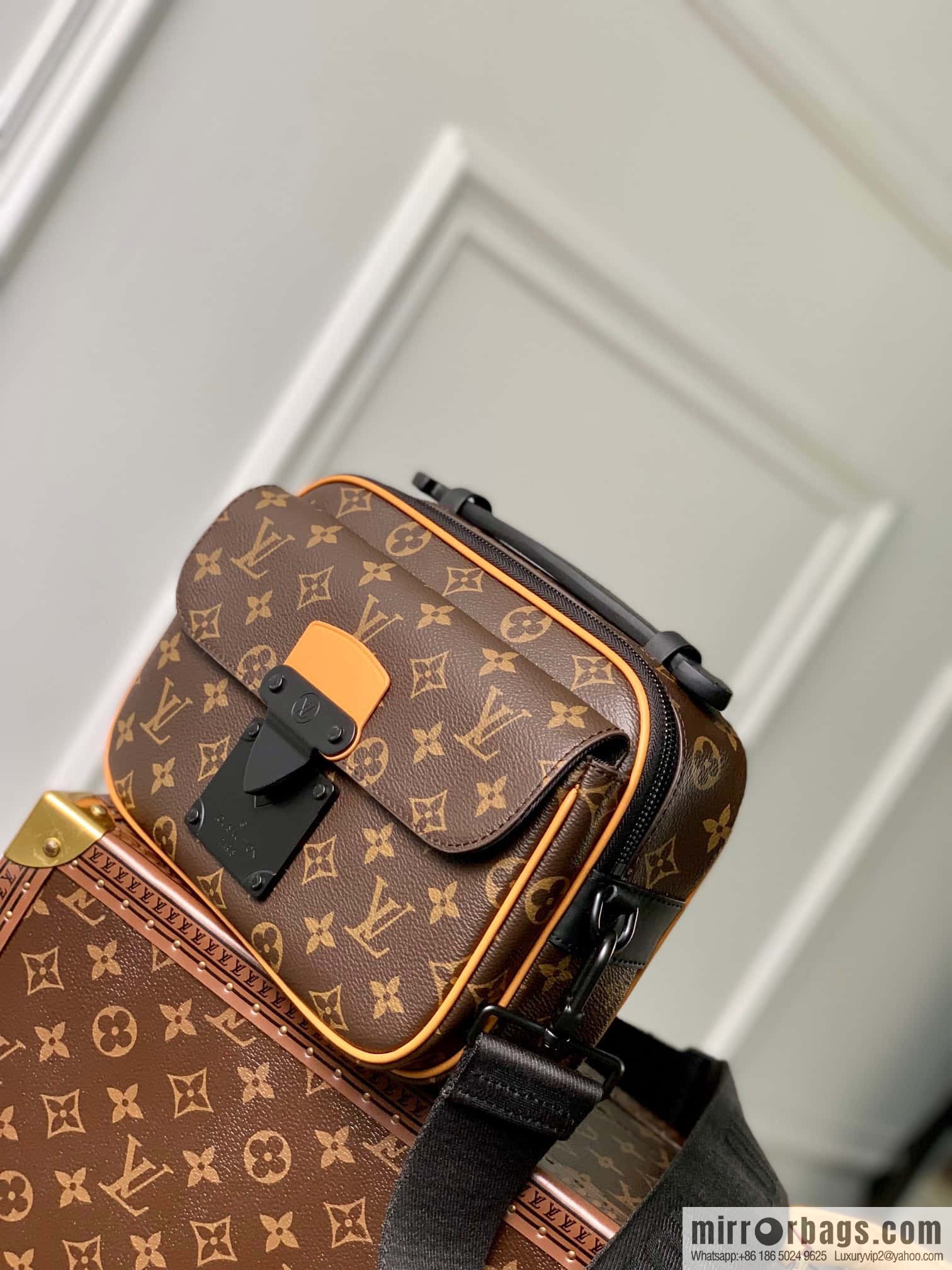 M46688 monogram yellow leather, men's bag messenger bag series, this S Lock messenger bag.