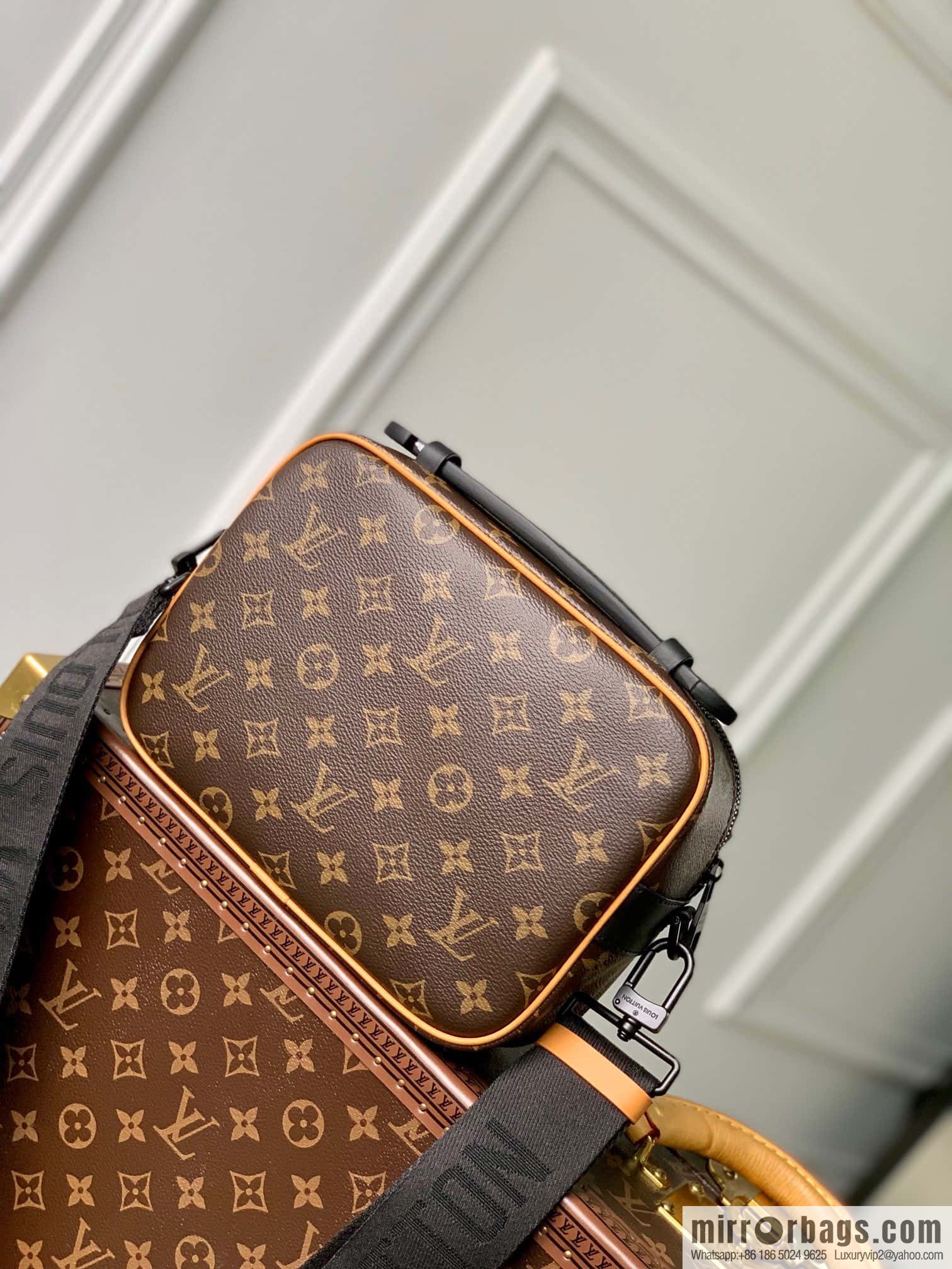 M46688 monogram yellow leather, men's bag messenger bag series, this S Lock messenger bag.