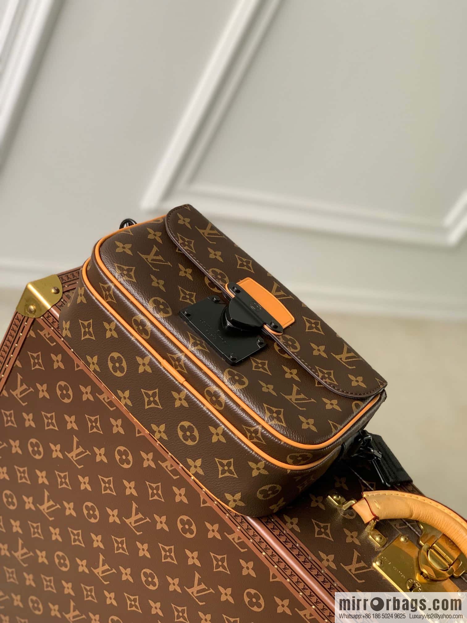 M46688 monogram yellow leather, men's bag messenger bag series, this S Lock messenger bag.