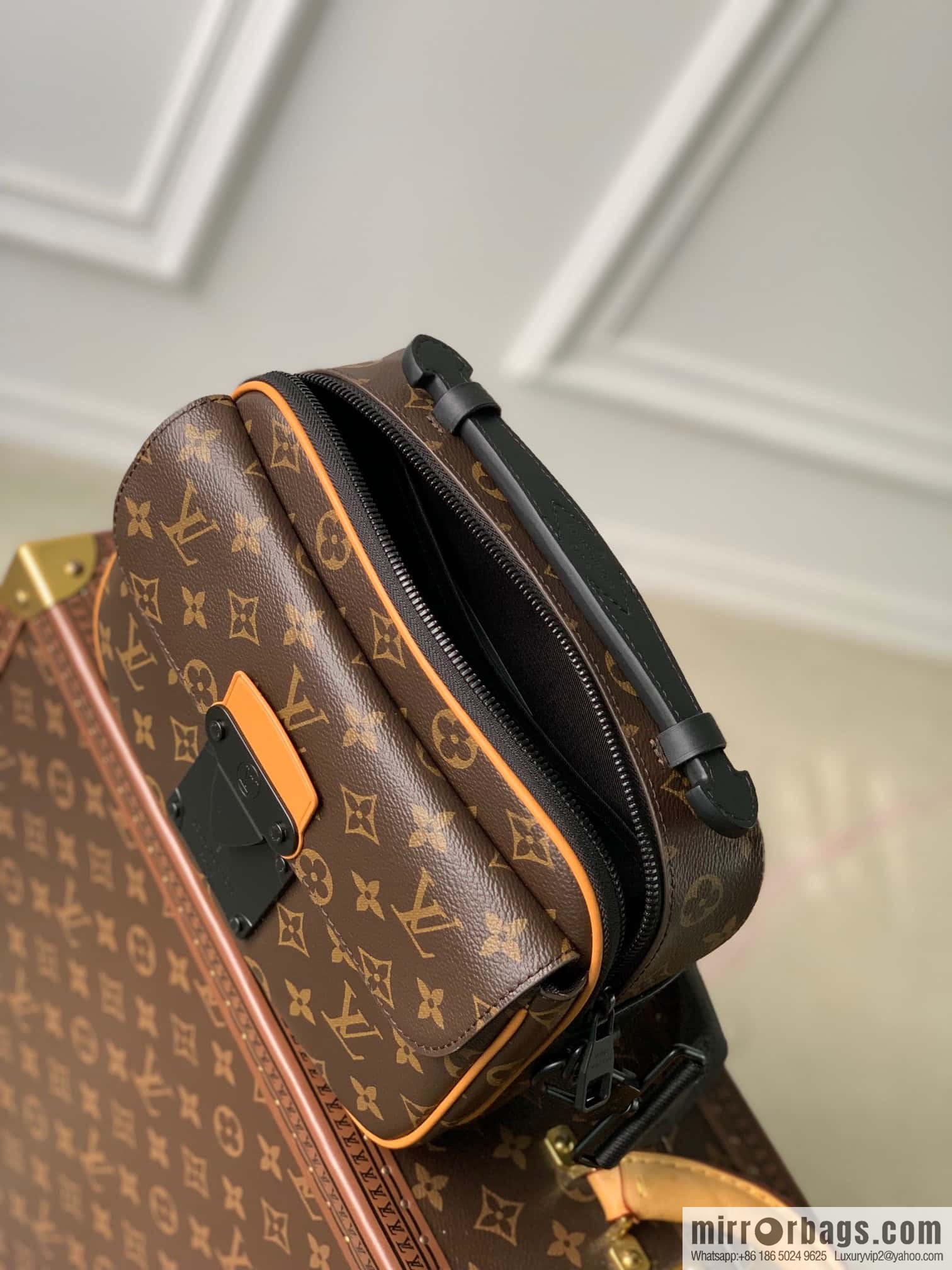 M46688 monogram yellow leather, men's bag messenger bag series, this S Lock messenger bag.