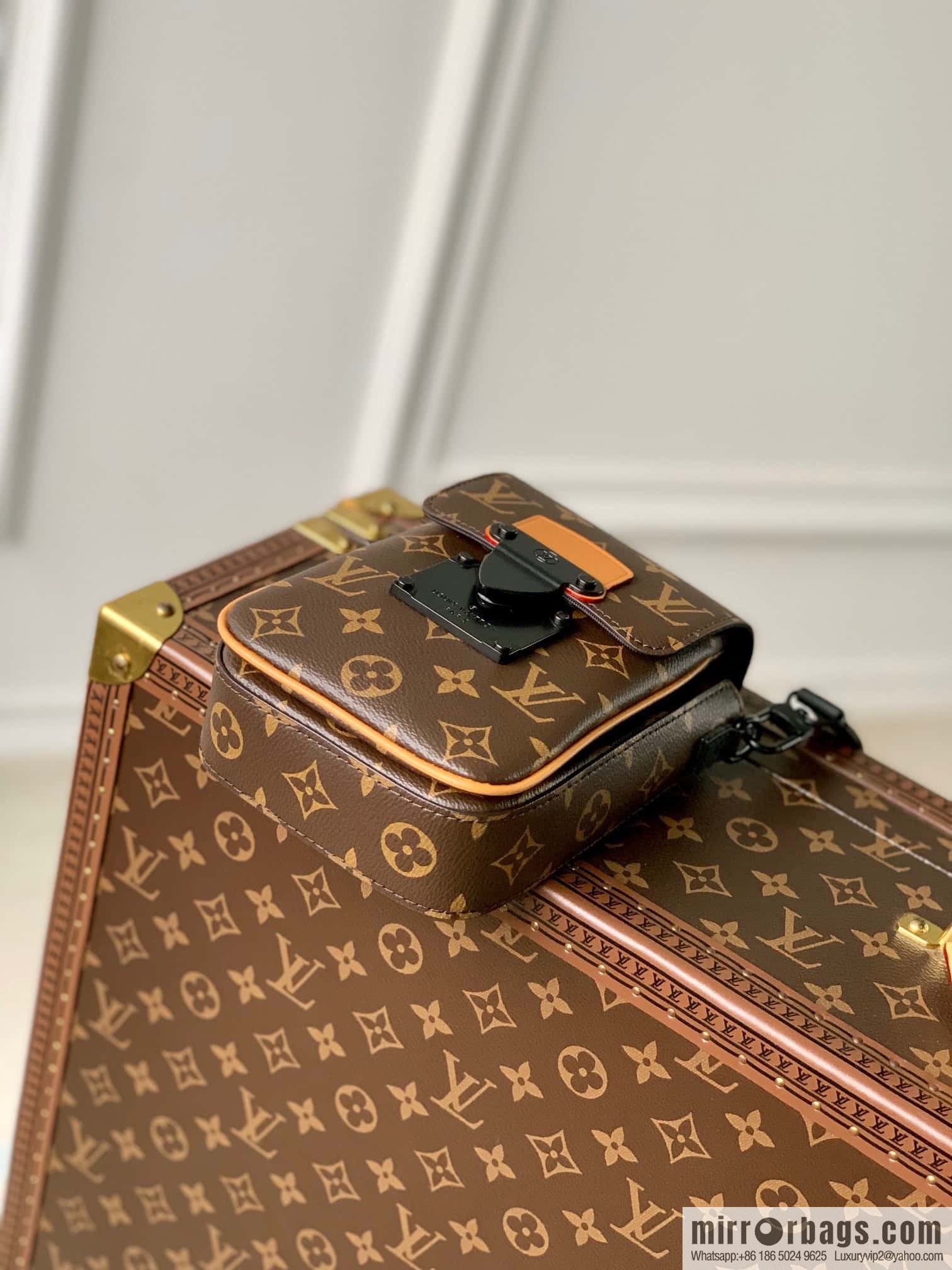 M81522 S-LOCK VERTICAL mini handbag