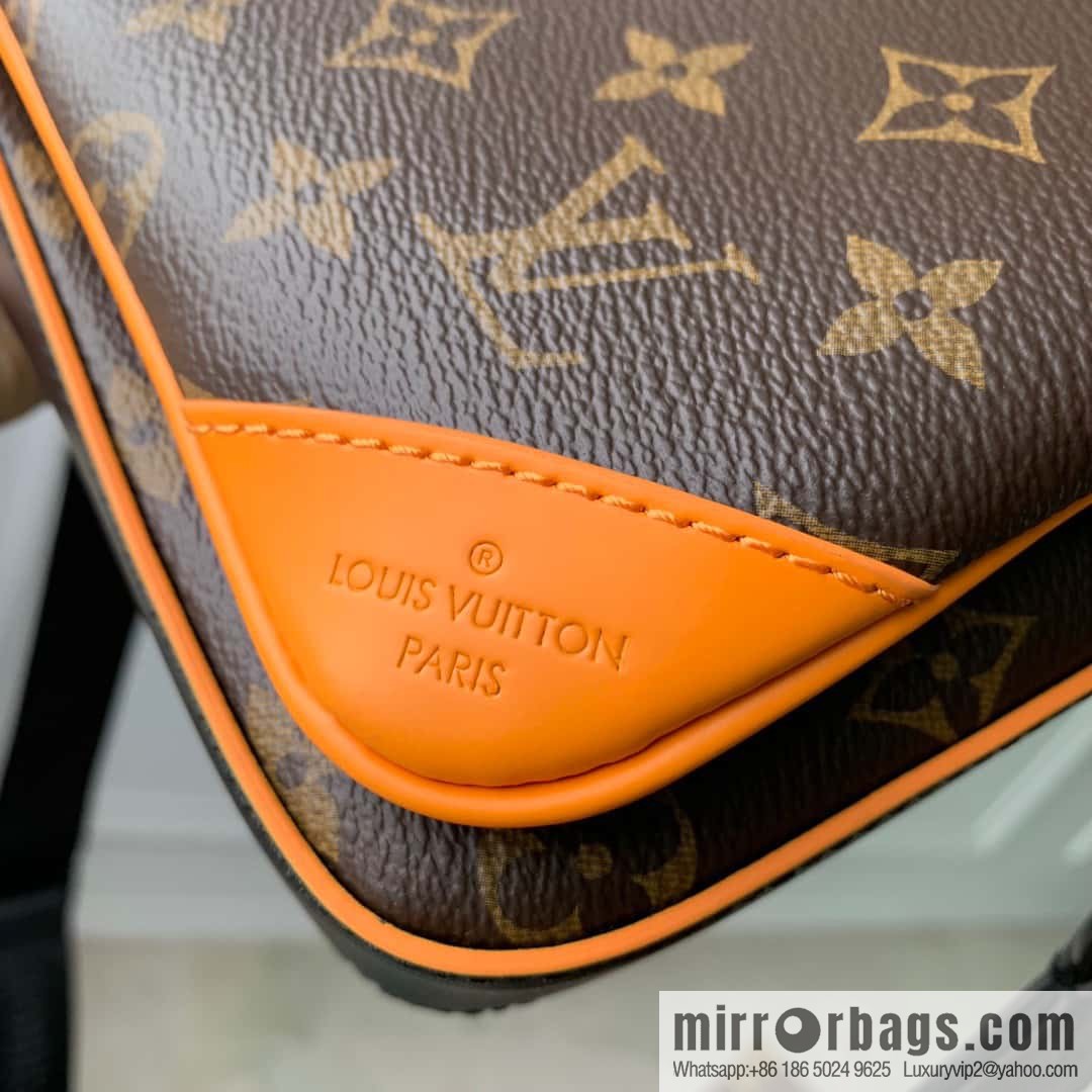 M46694 New TRIO messenger bag for the season