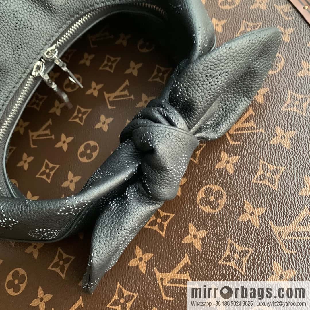 M20700 M20703 WHY KNOT Small handbag