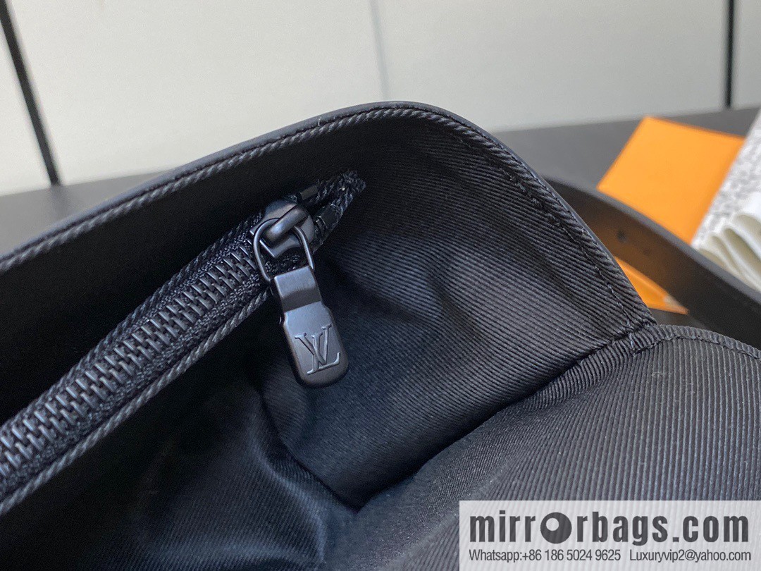 [Boutique‑grade] M82819 night chessboard plaid men's bag full leather epi mailman bag series STEAMER WEARABLE WALLET handbag