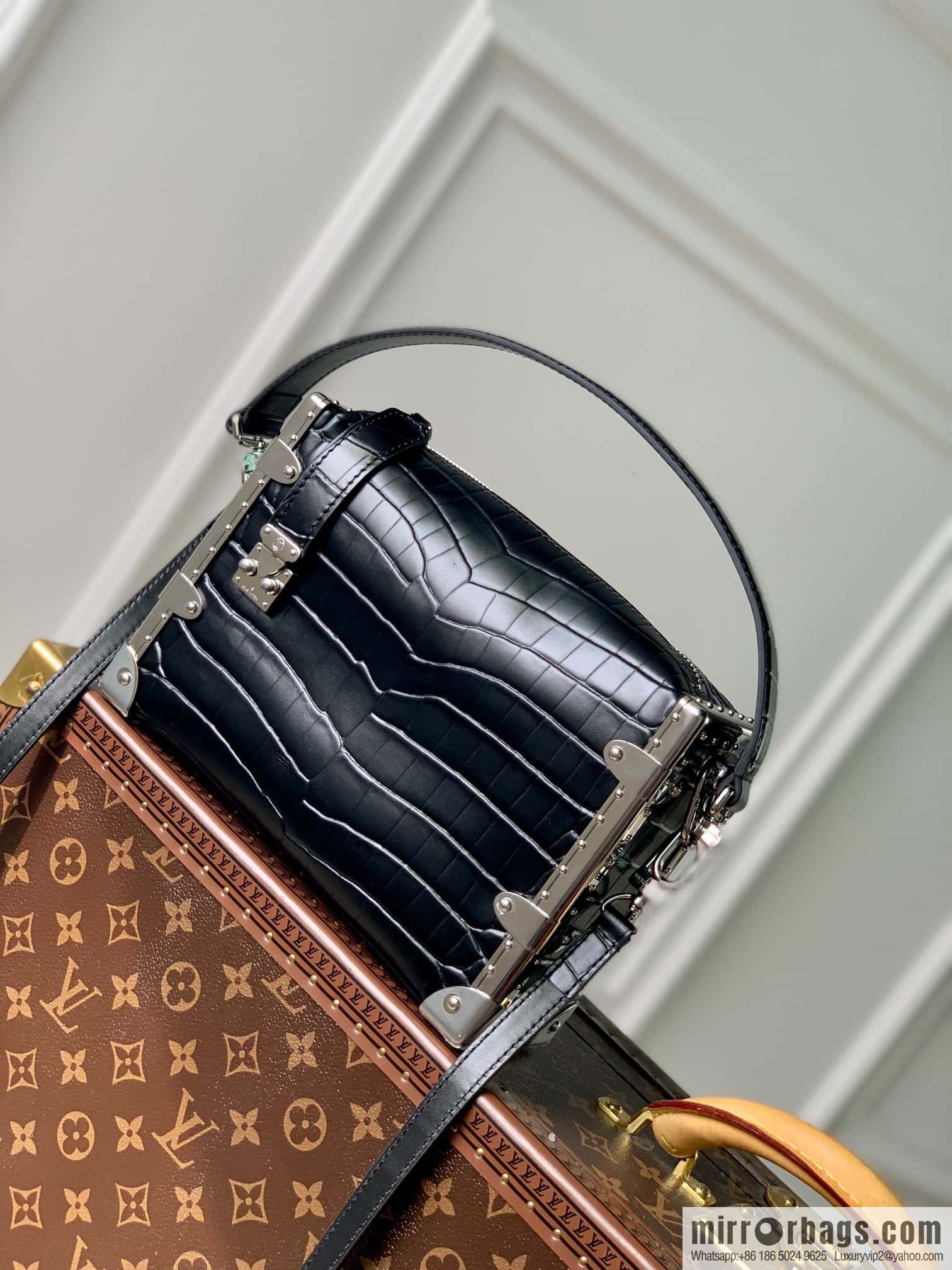 M21477 black crocodile pattern M46358 full leather box bag series M21741 SIDE TRUNK handbag