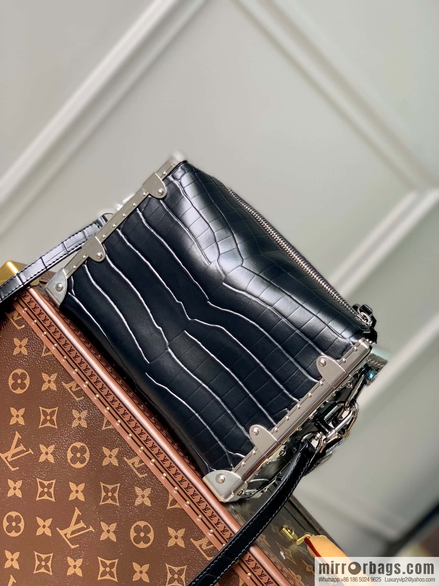 M21477 black crocodile pattern M46358 full leather box bag series M21741 SIDE TRUNK handbag