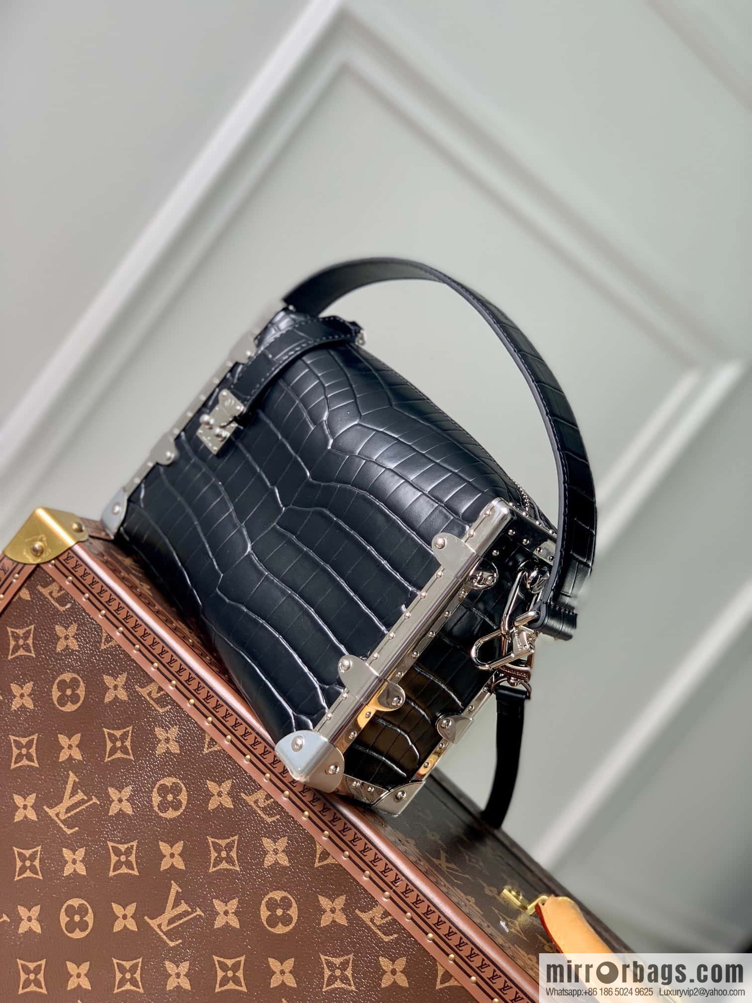 M21477 black crocodile pattern M46358 full leather box bag series M21741 SIDE TRUNK handbag