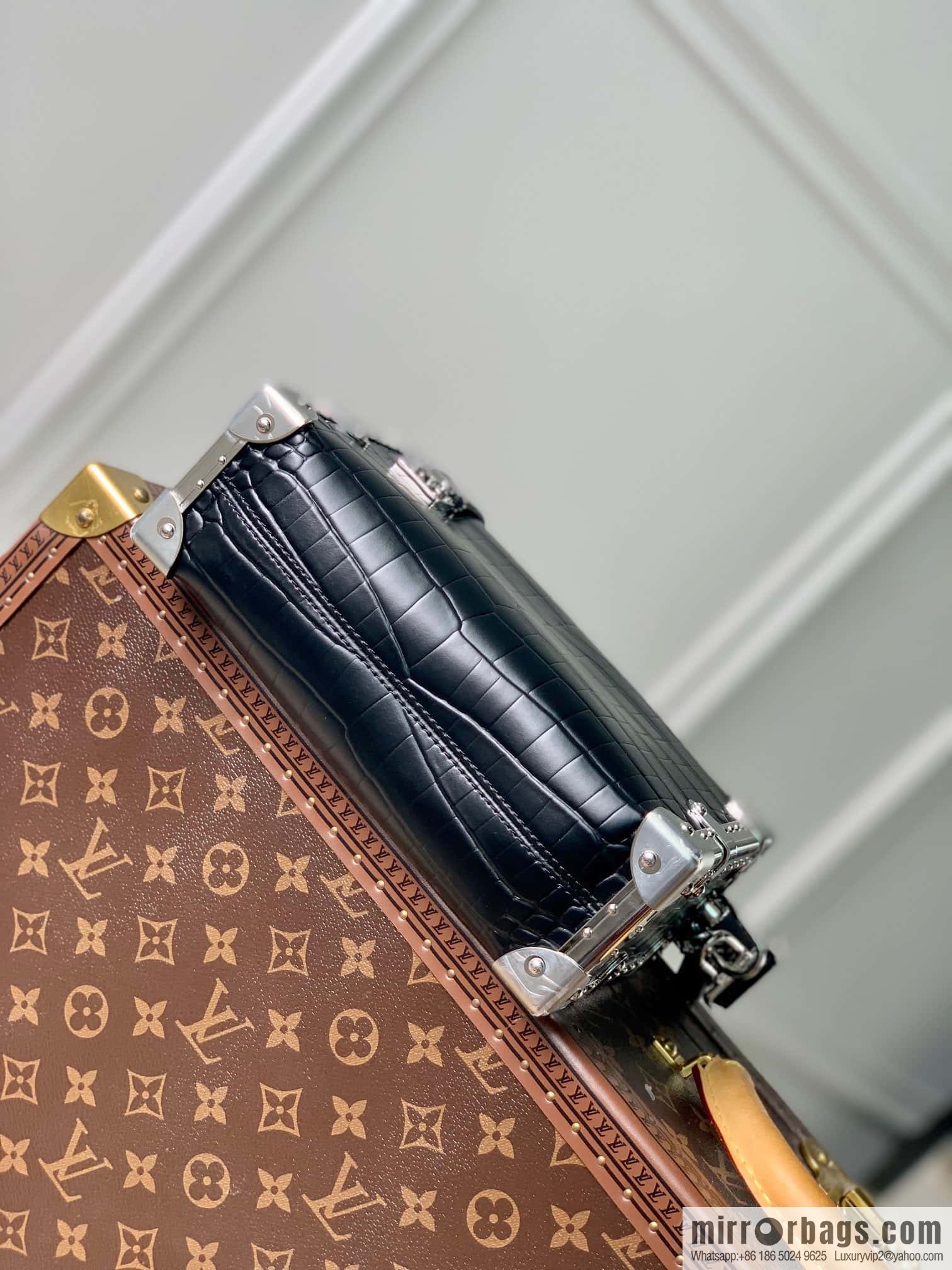 M21477 black crocodile pattern M46358 full leather box bag series M21741 SIDE TRUNK handbag