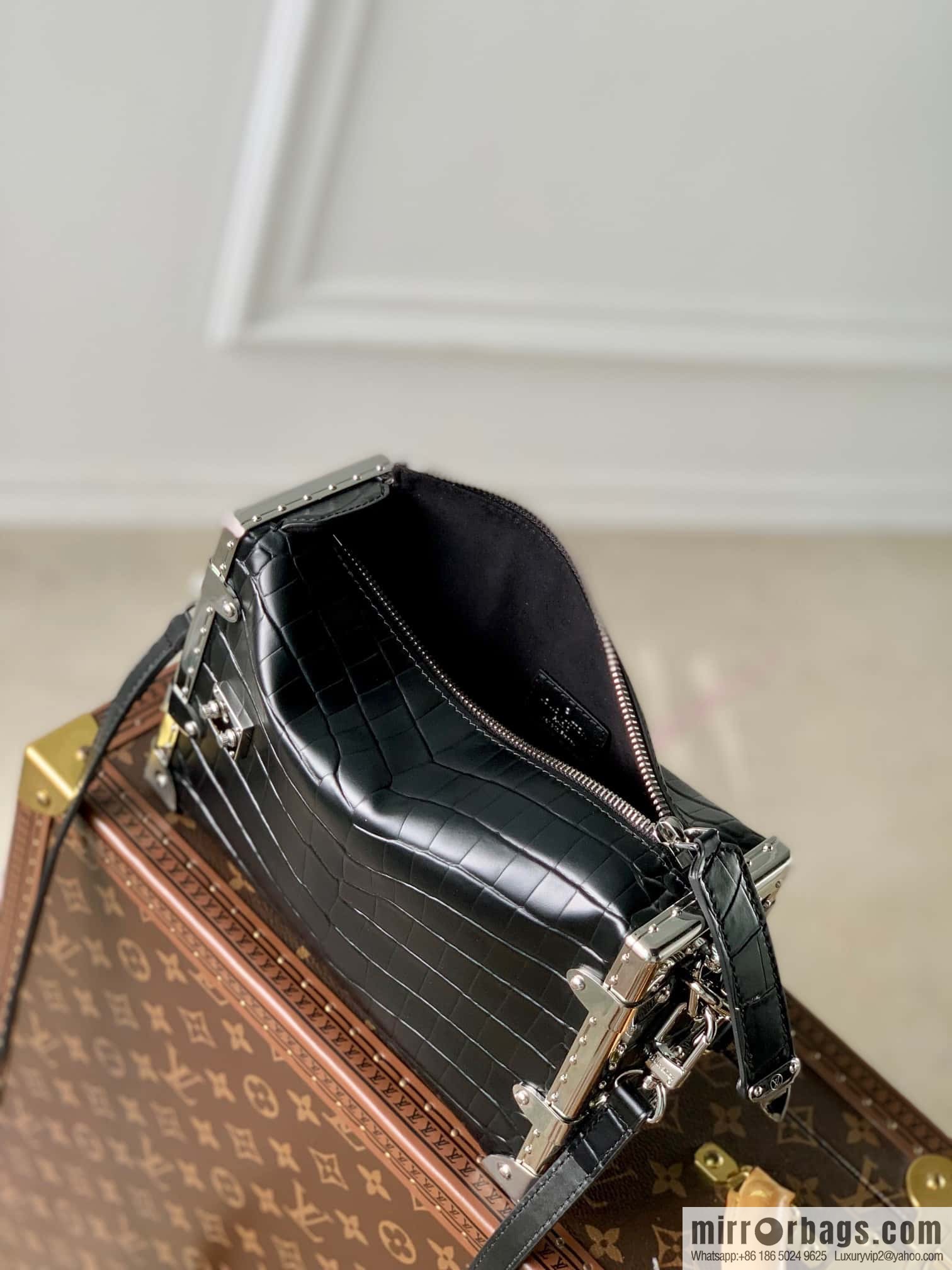 M21477 black crocodile pattern M46358 full leather box bag series M21741 SIDE TRUNK handbag