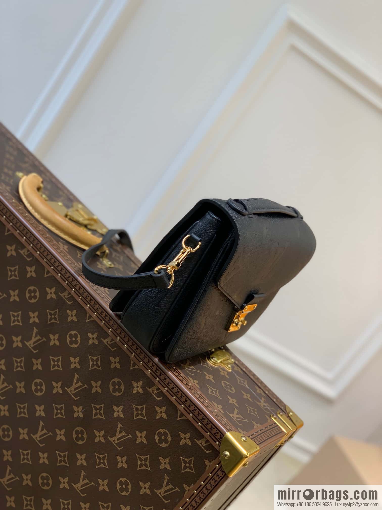 LV top original order M59211 black full leather courier bag Pochette Metis courier bag