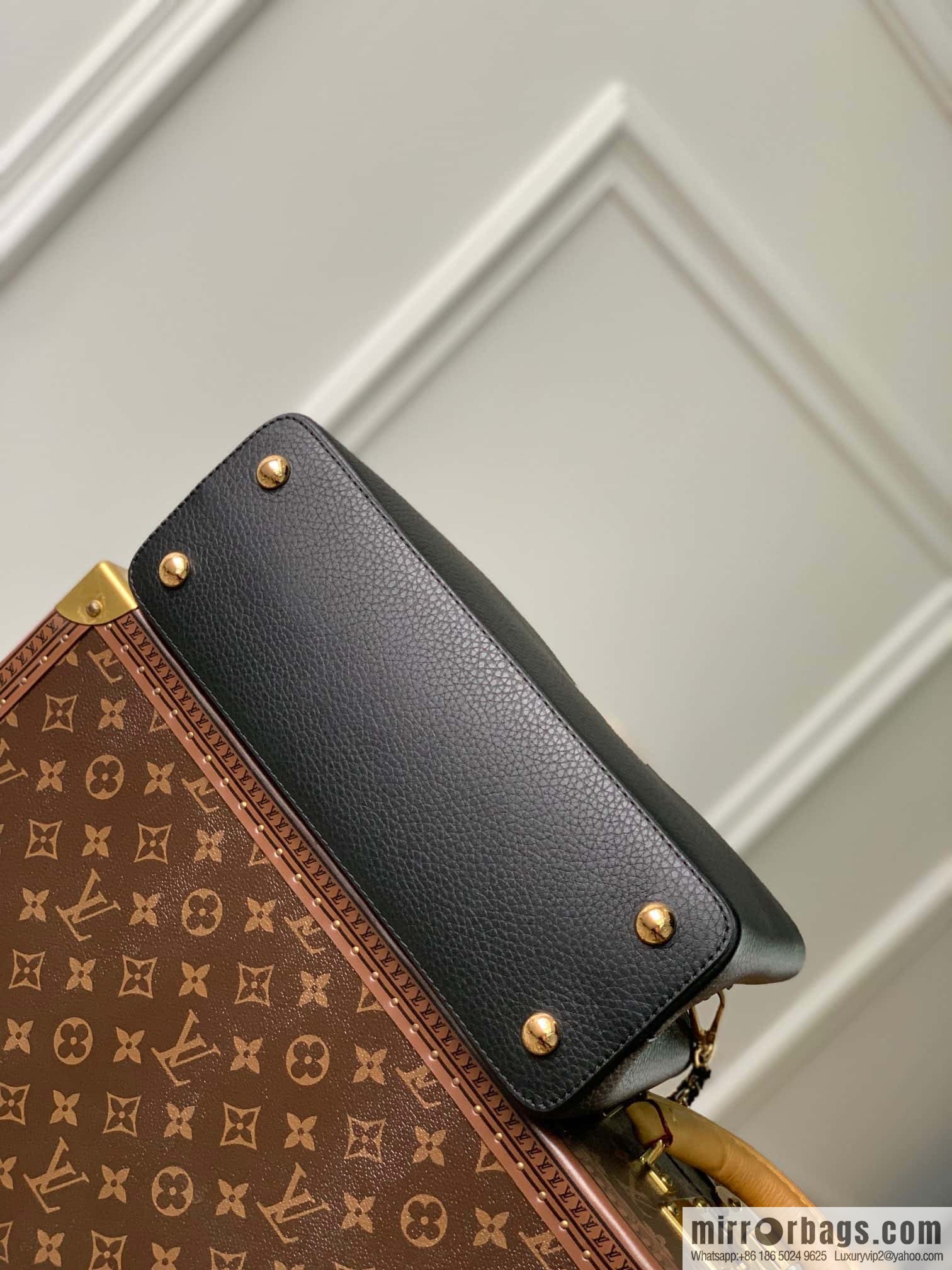 M21689 Capucines, medium, handbag