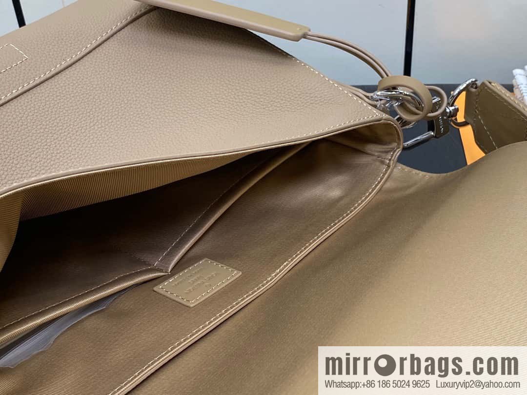 [Boutique‑grade] M22505 apricot, full leather men's bag messenger bag series Takeoff messenger bag