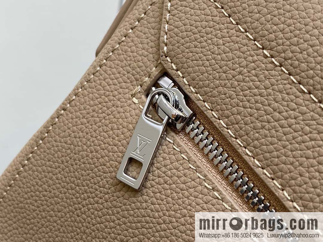 [Boutique‑grade] M22505 apricot, full leather men's bag messenger bag series Takeoff messenger bag