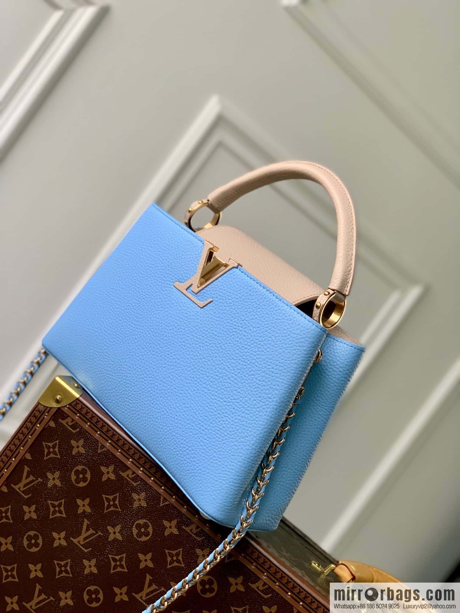 M21887 Capucines medium, handbag