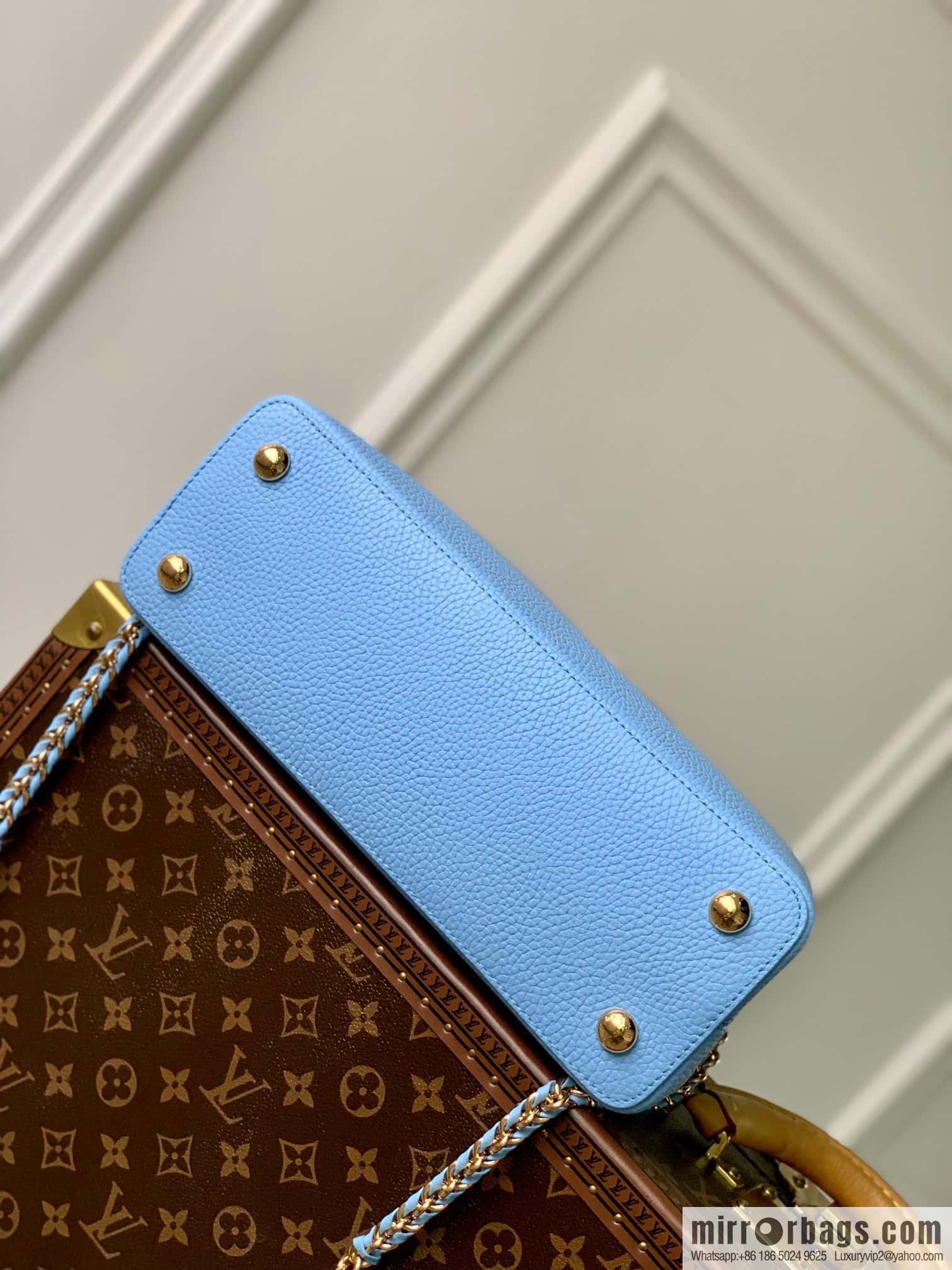 M21887 Capucines medium, handbag