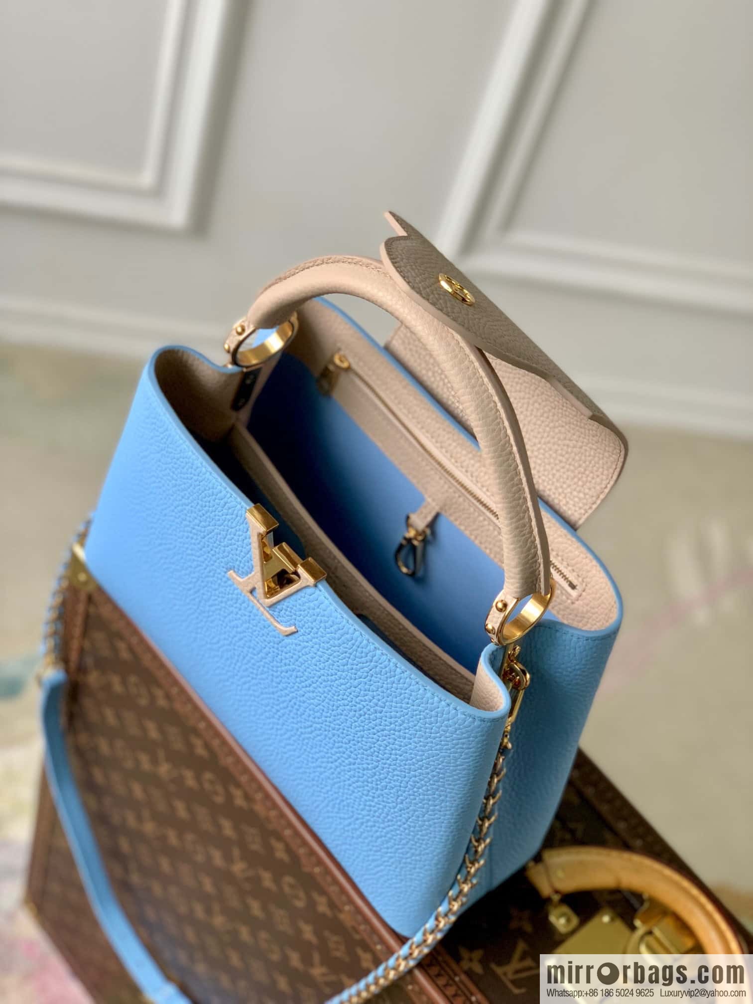 M21887 Capucines medium, handbag