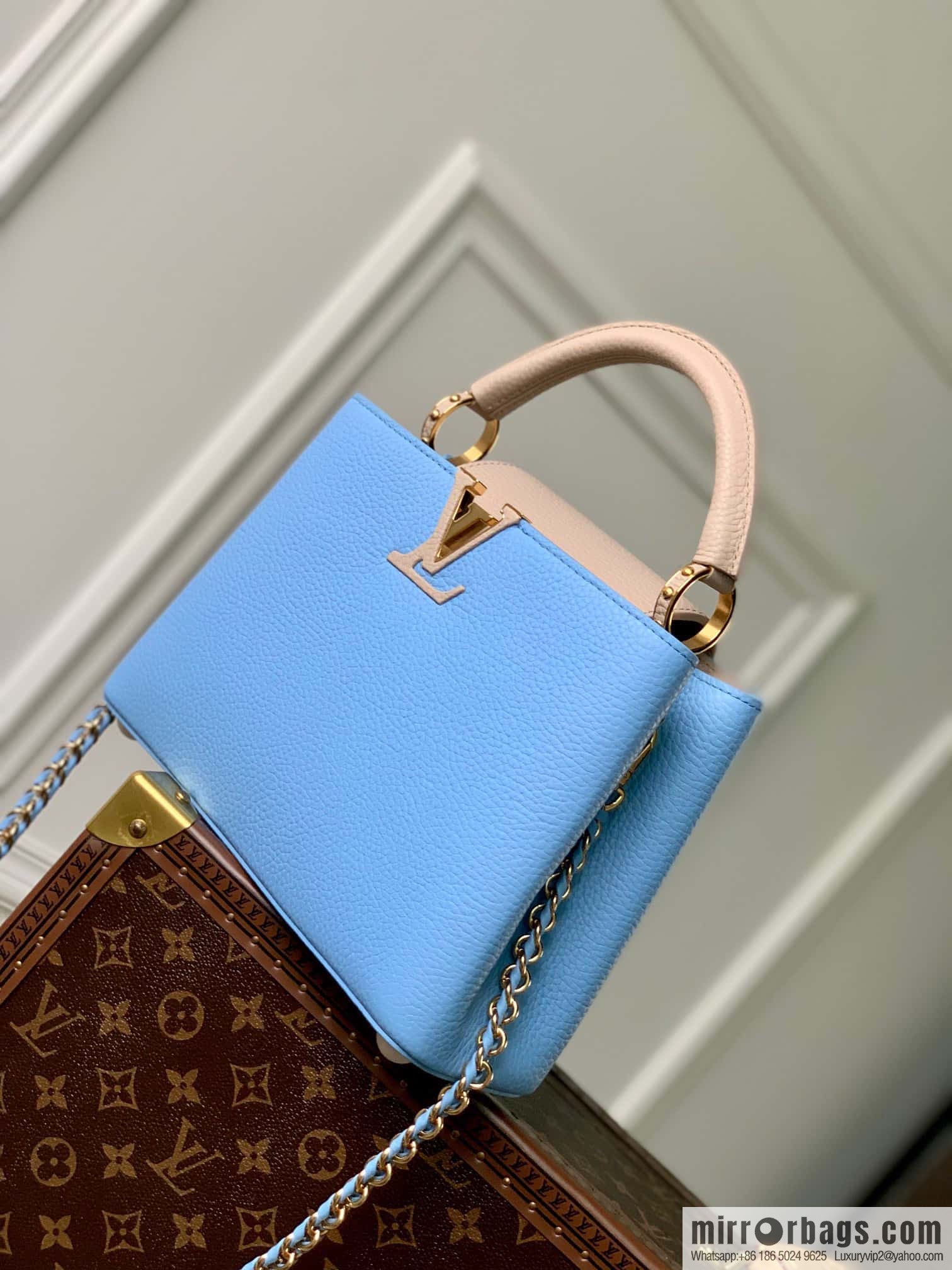 M21887 Capucines small, handbag