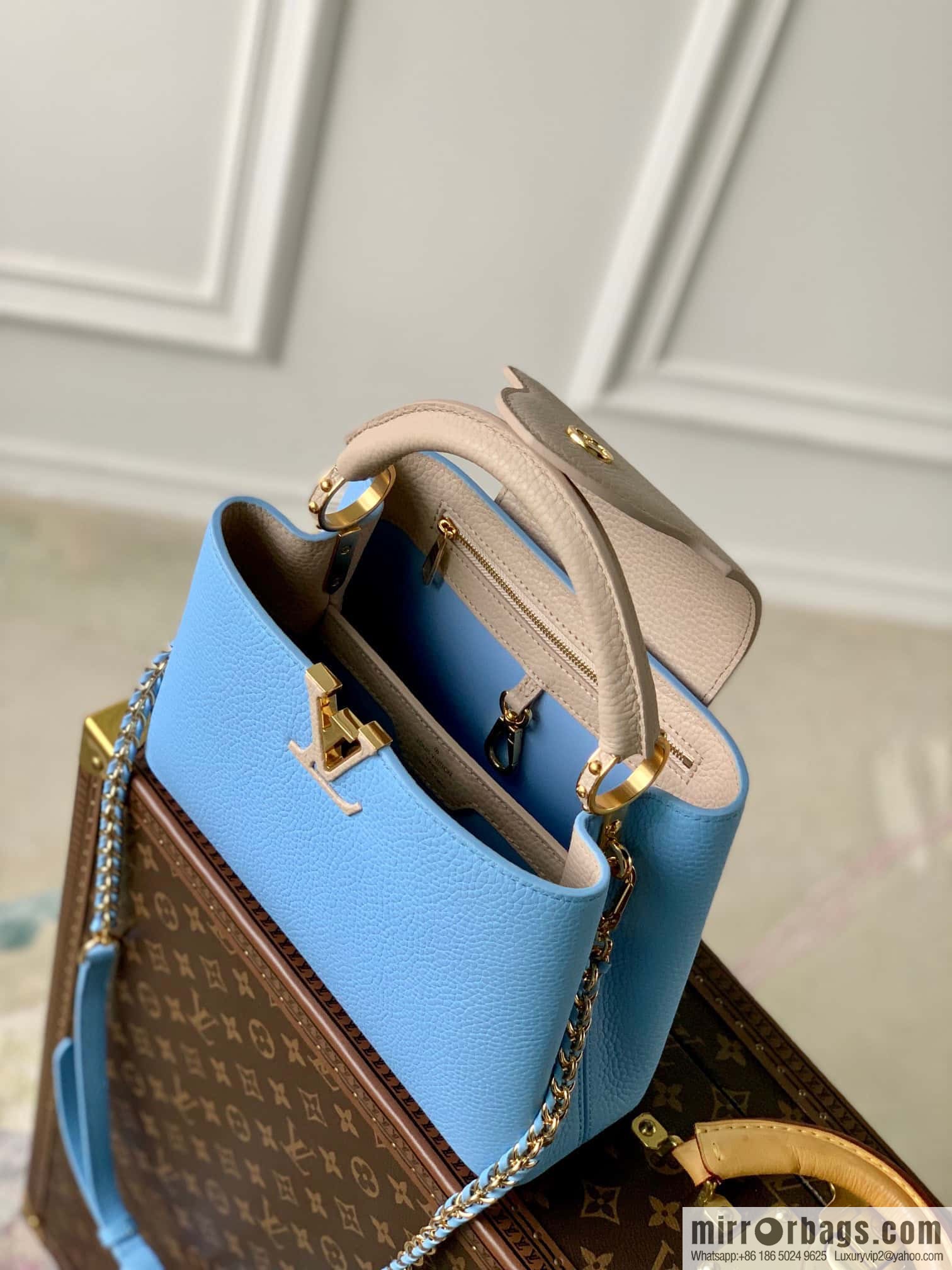 M21887 Capucines small, handbag