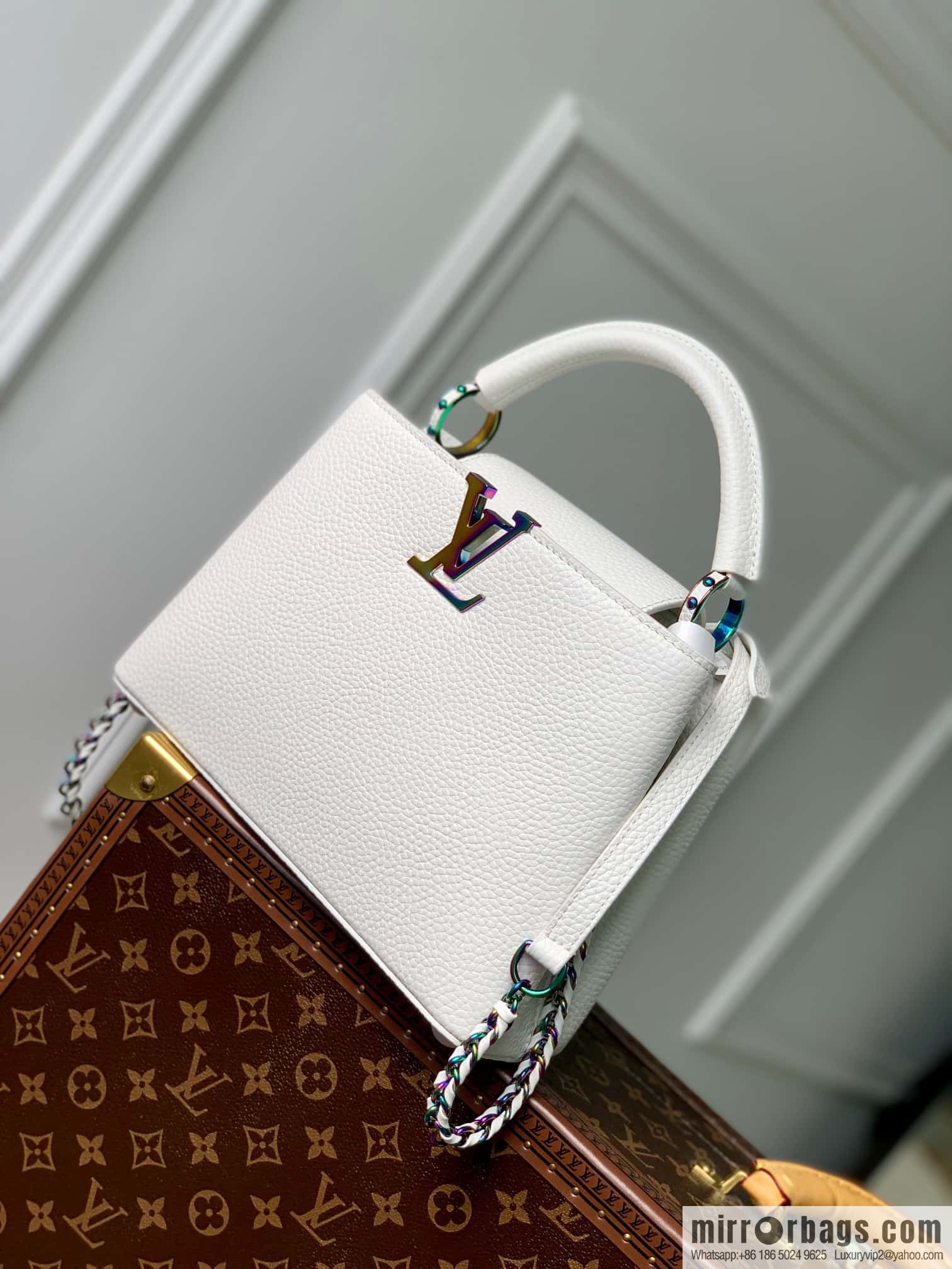 M22054 CAPUCINES small handbag
