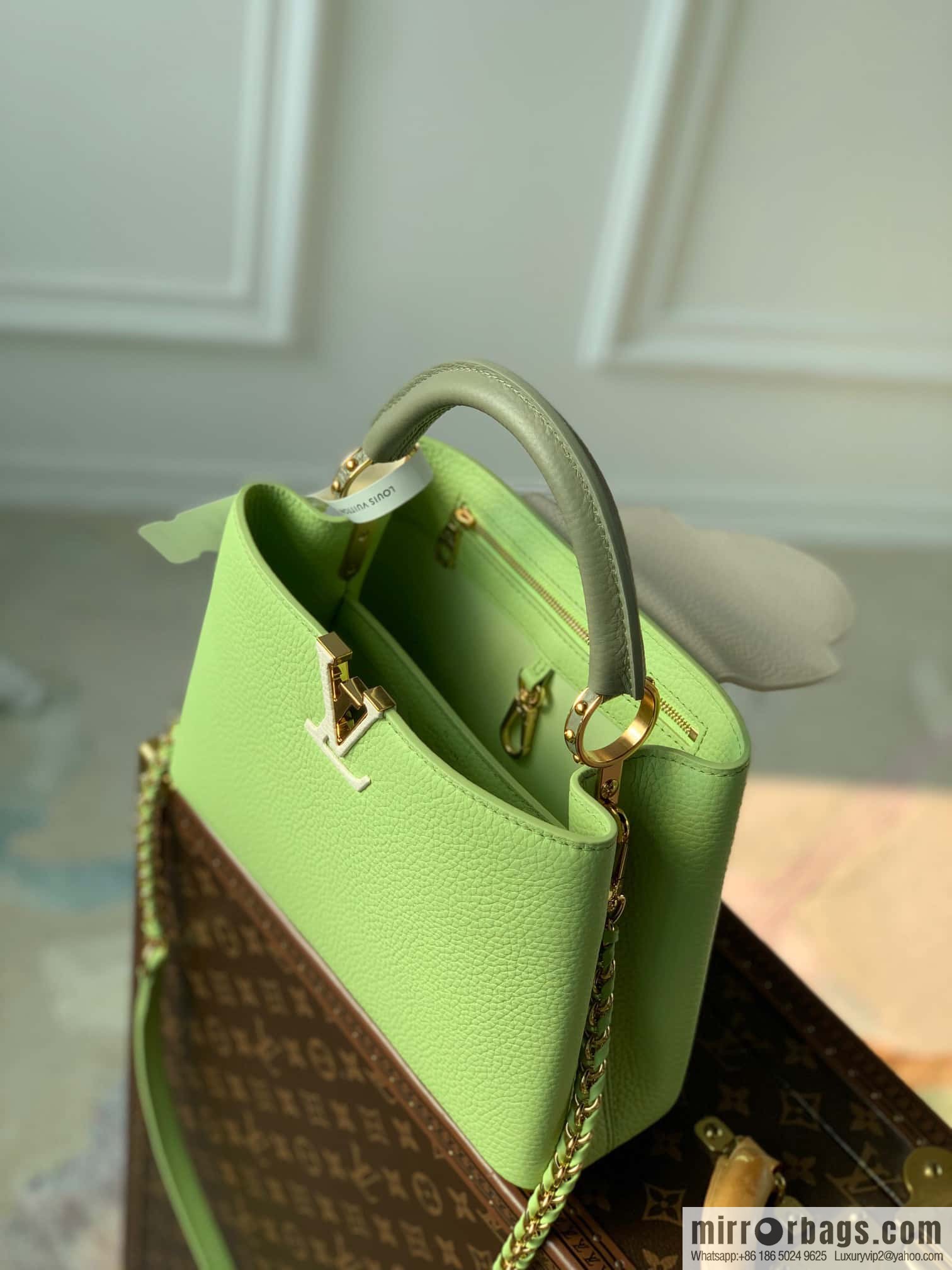 M21689 green with white M22055 CAPUCINES small handbag