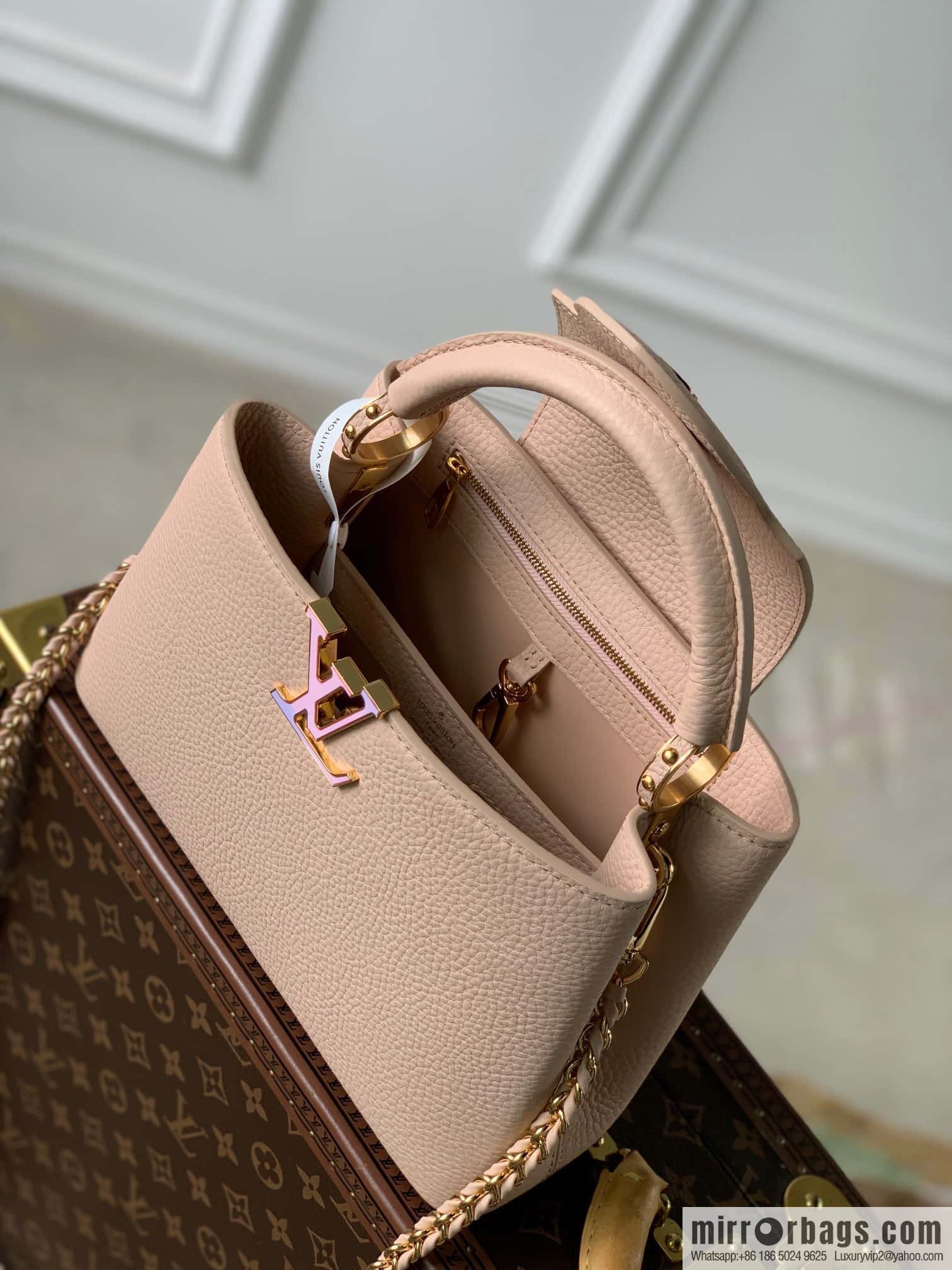 M21689 green with white M22055 CAPUCINES medium handbag