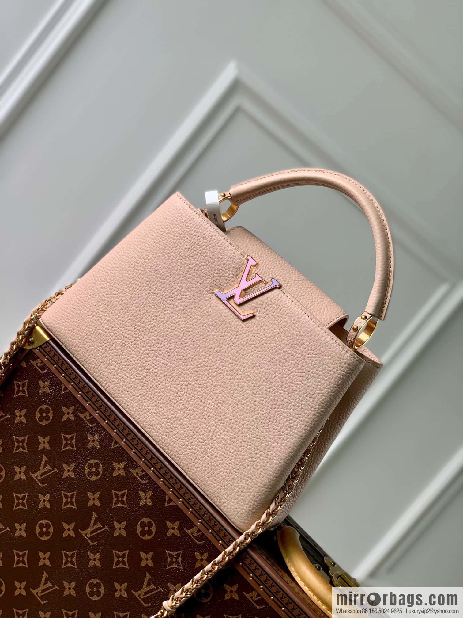 M23082 Pink White, Small M22055 CAPUCINES Small Handbag
