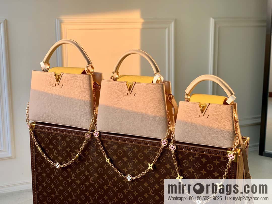 [Exclusive real shot M22375 apricot bag, medium size] This Capucines medium size handbag