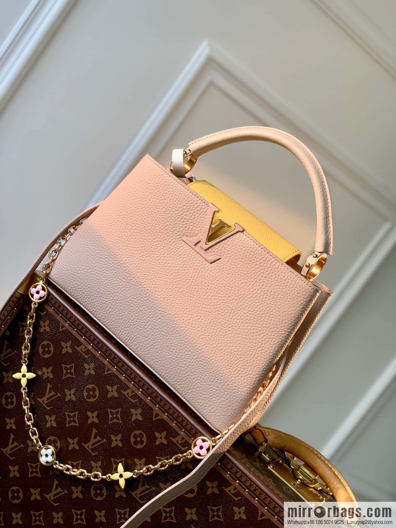 [Exclusive real shot M22375 apricot bag, medium size] This Capucines medium size handbag
