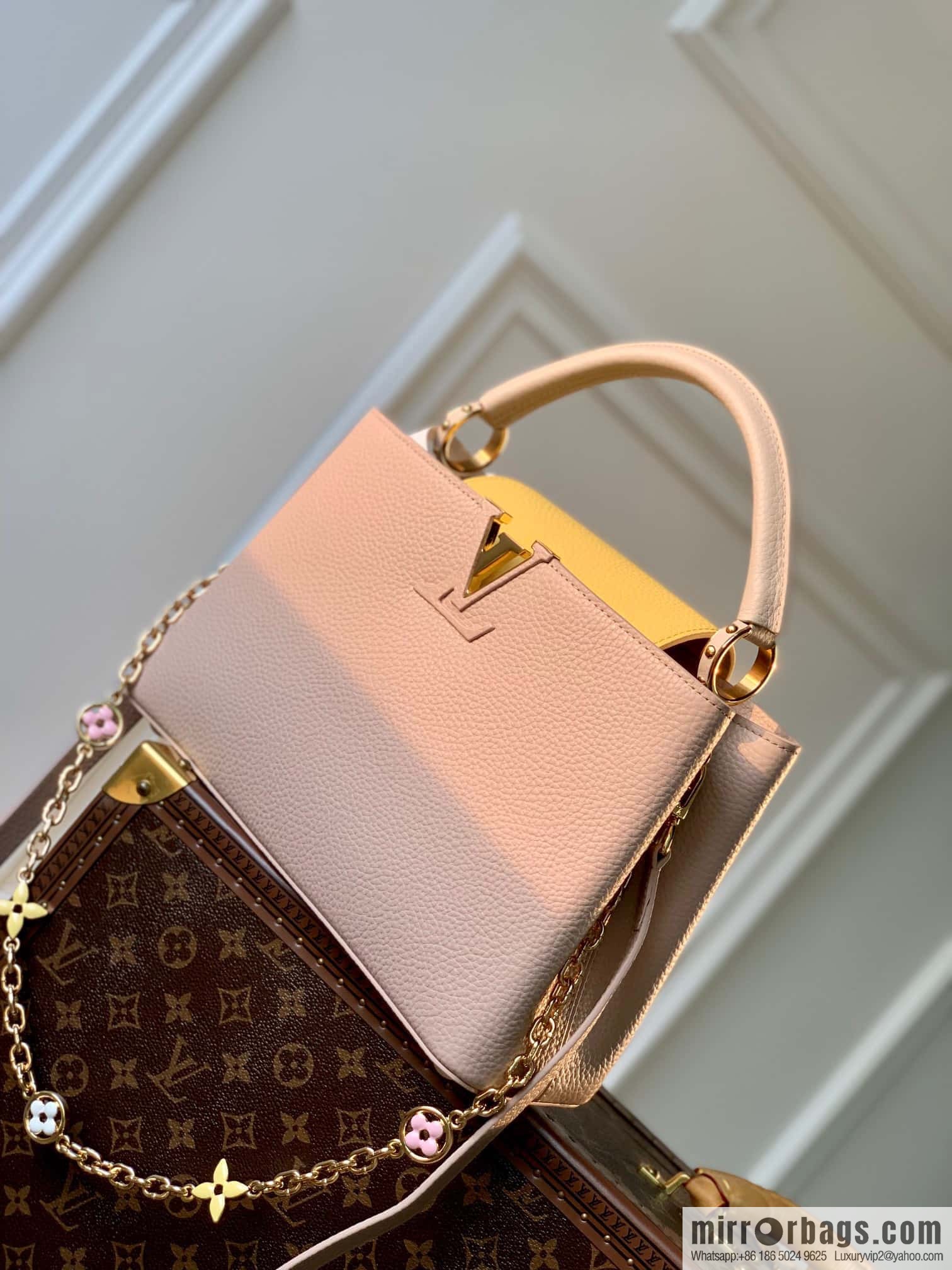 [Exclusive real shot M22375 apricot bag, medium size] This Capucines medium size handbag