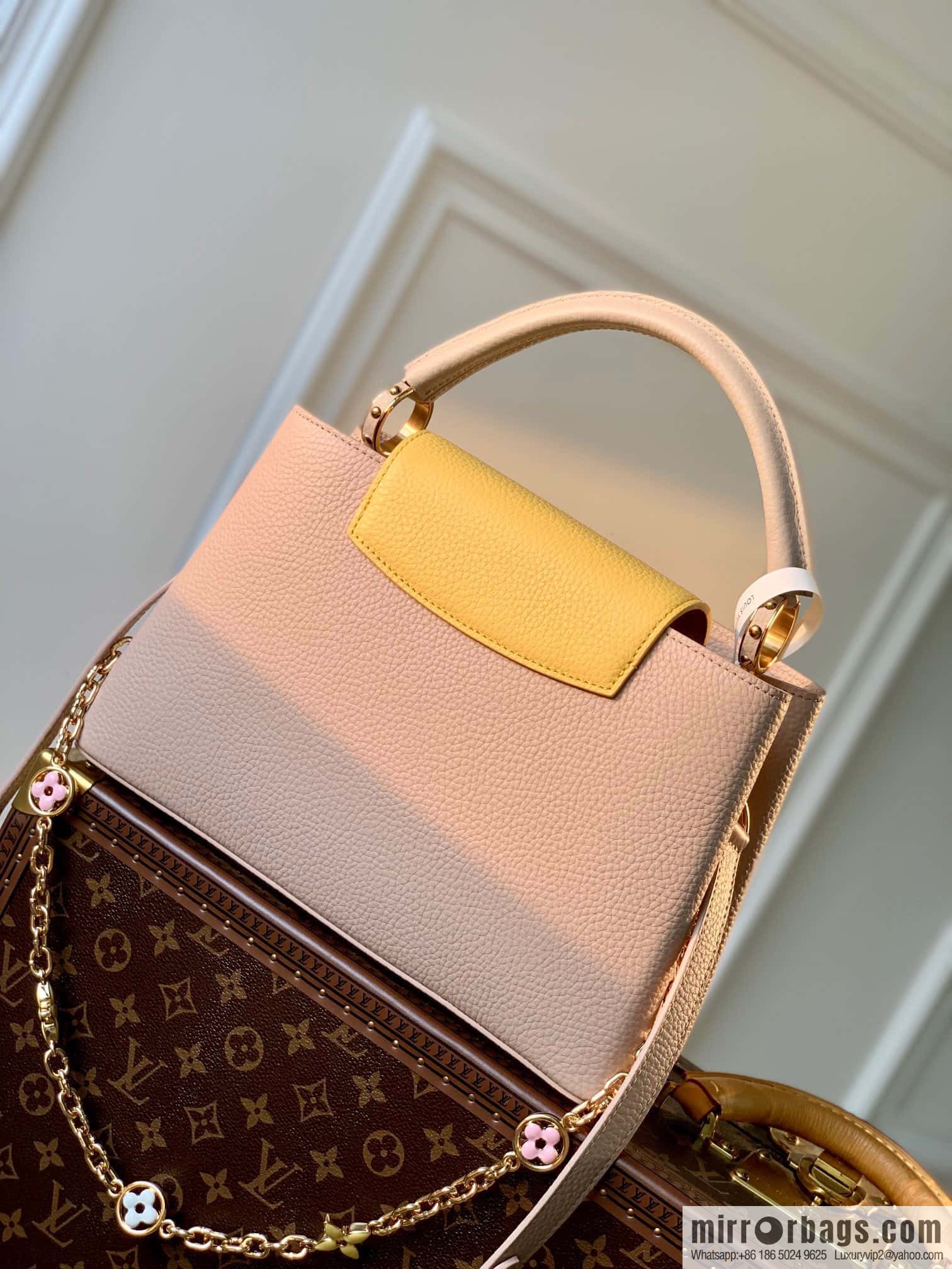 [Exclusive real shot M22375 apricot bag, medium size] This Capucines medium size handbag