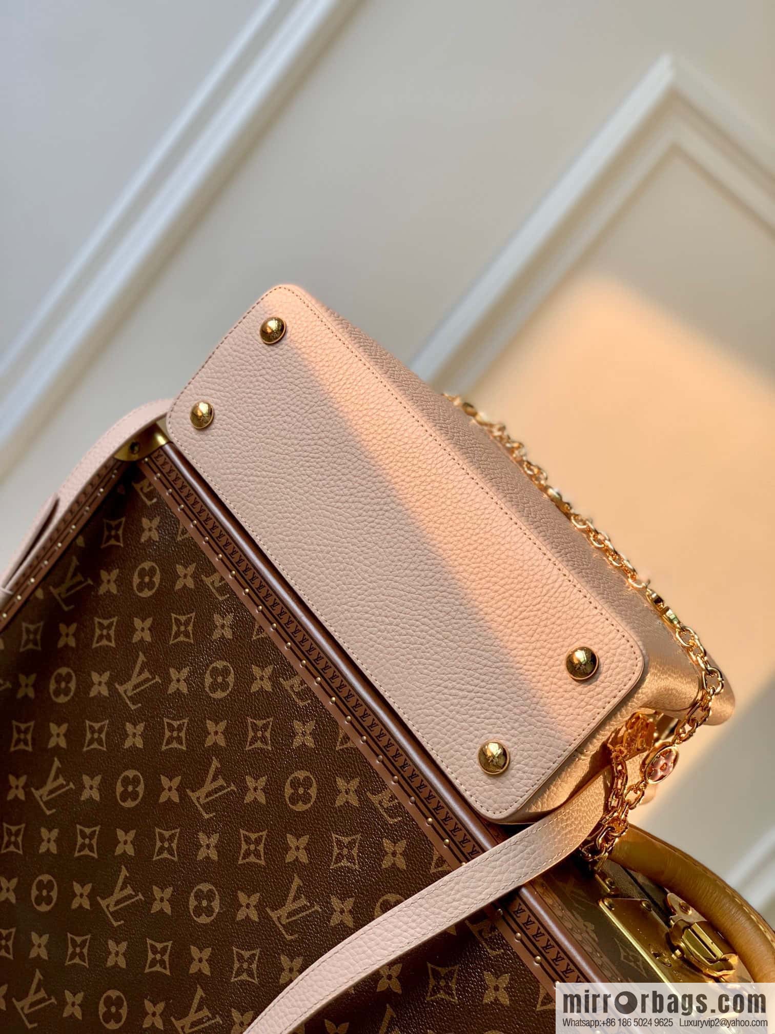 [Exclusive real shot M22375 apricot bag, medium size] This Capucines medium size handbag