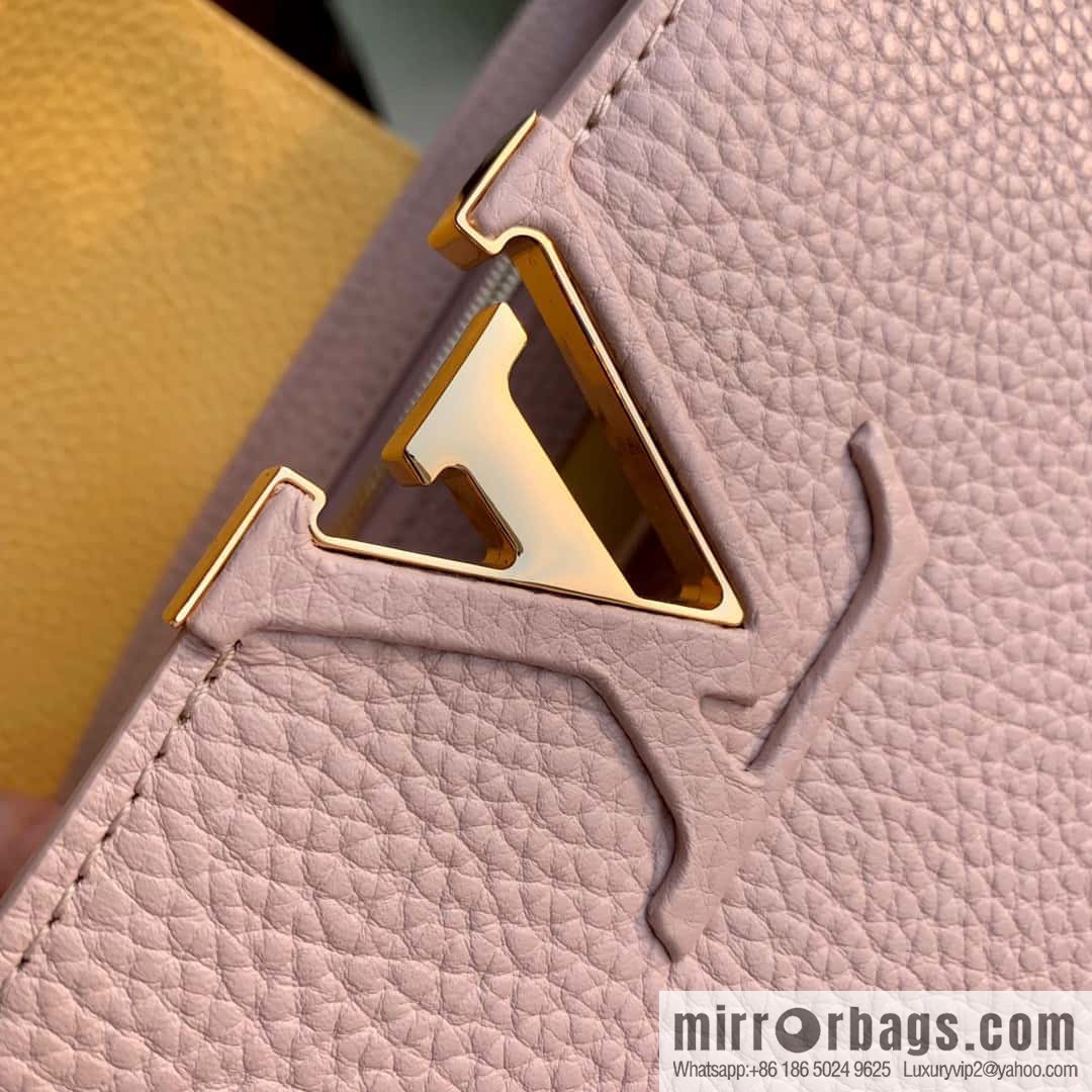 [Exclusive real shot M22375 apricot bag, medium size] This Capucines medium size handbag