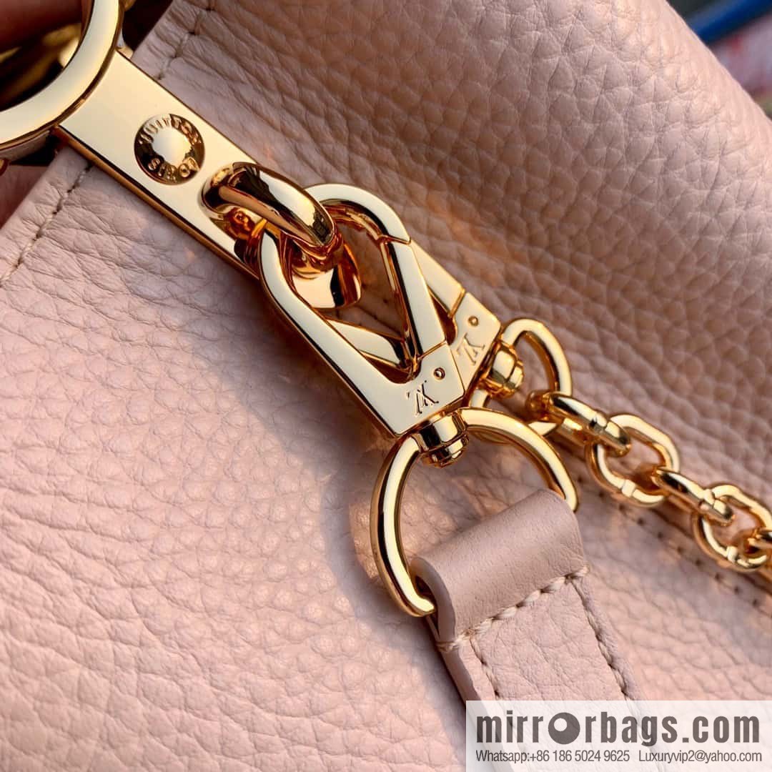 [Exclusive real shot M22375 apricot bag, medium size] This Capucines medium size handbag