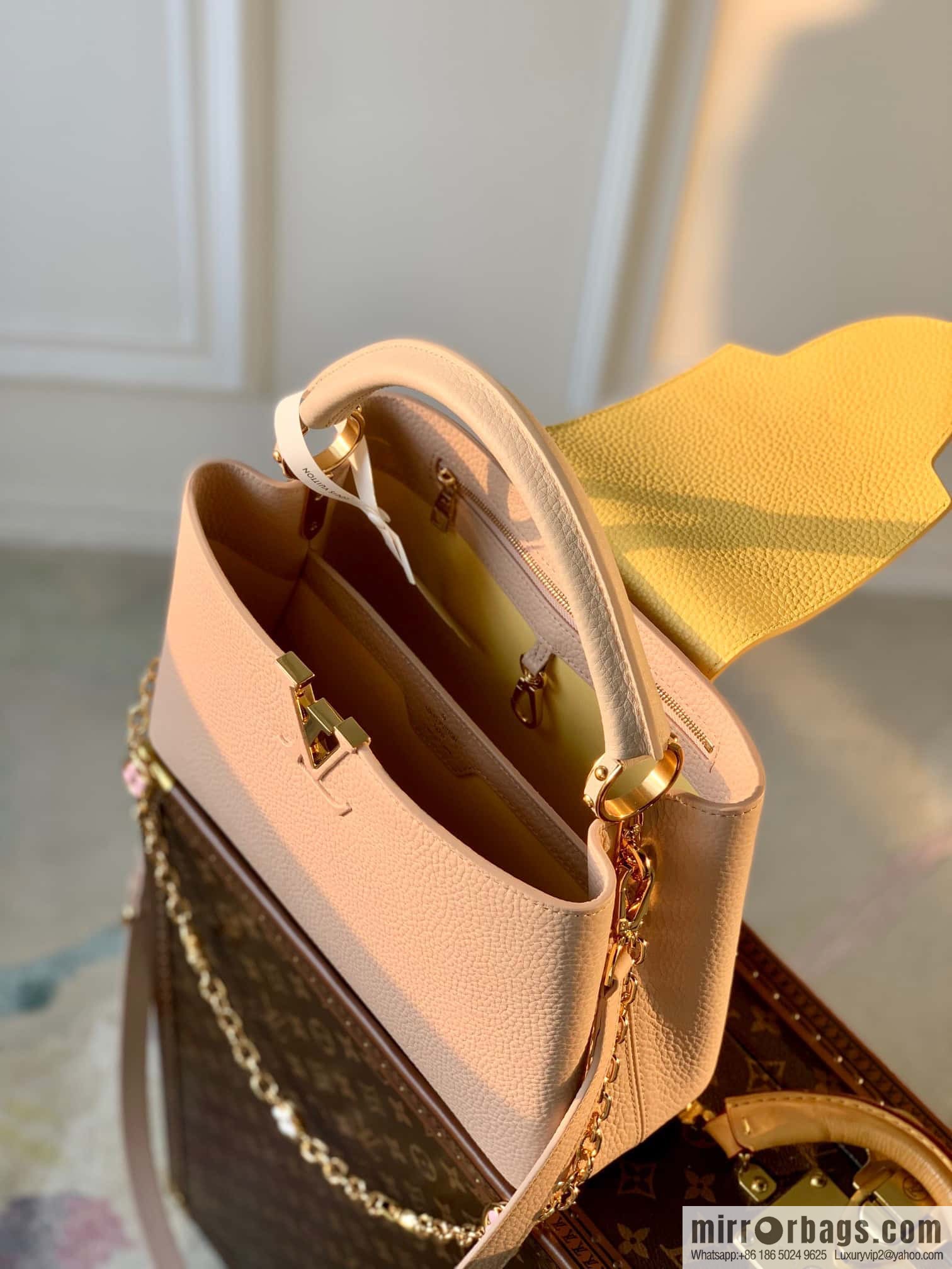 [Exclusive real shot M22375 apricot bag, medium size] This Capucines medium size handbag