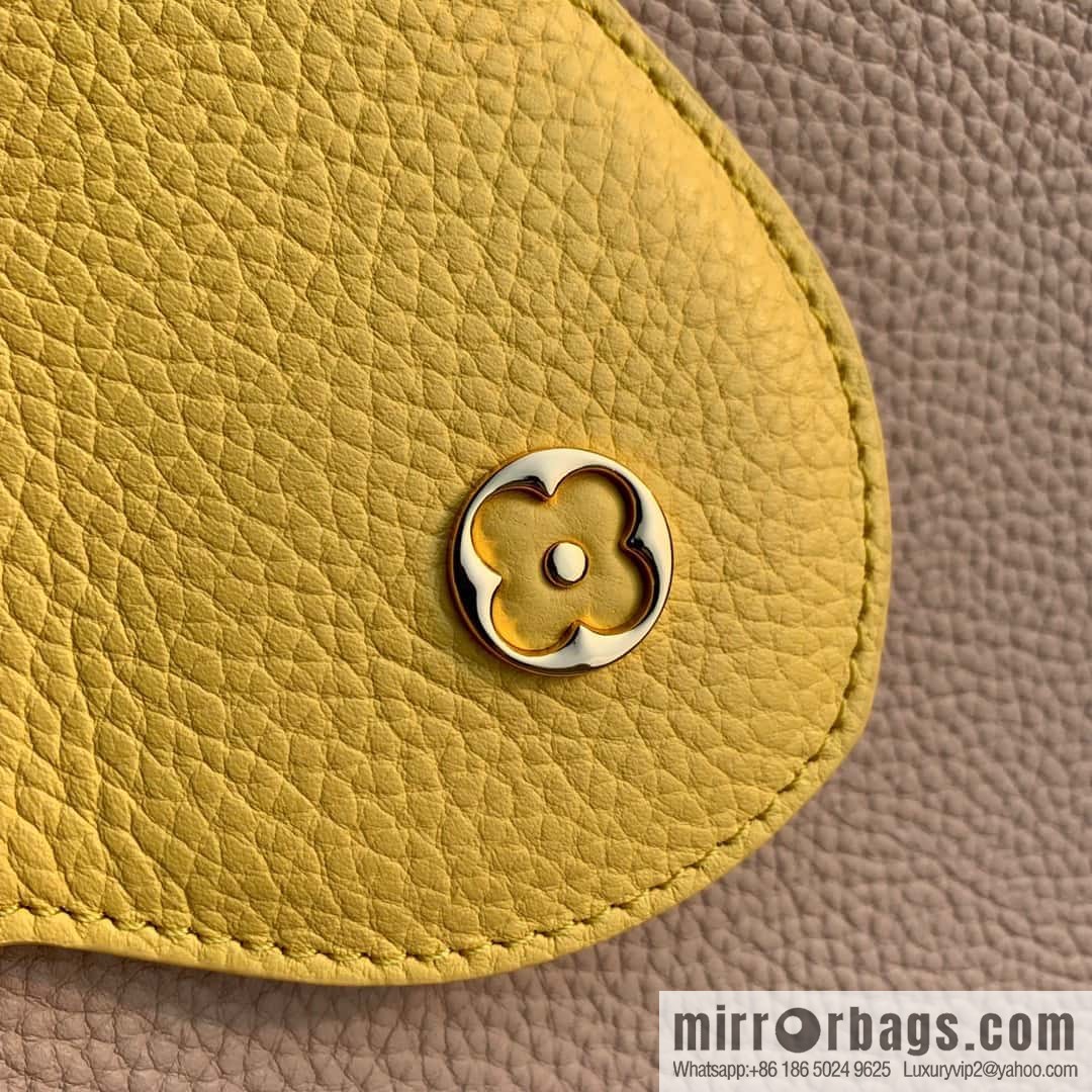 [Exclusive real shot M22375 apricot, small] This Capucines small handbag