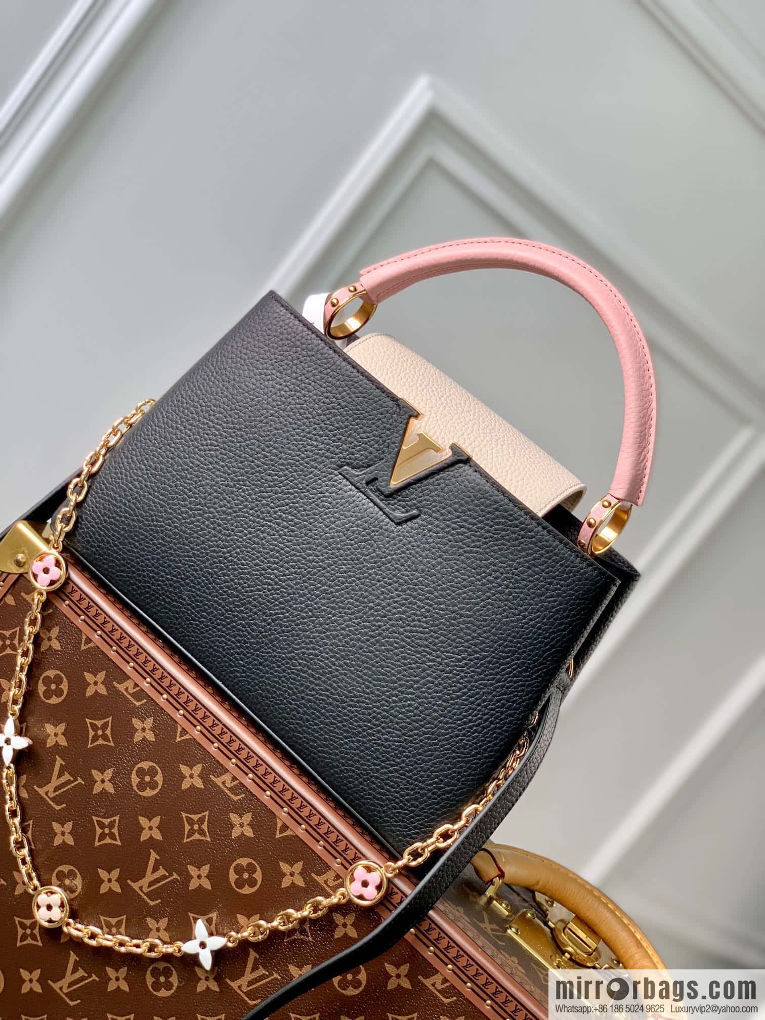 M22375 black medium, this Capucines medium handbag