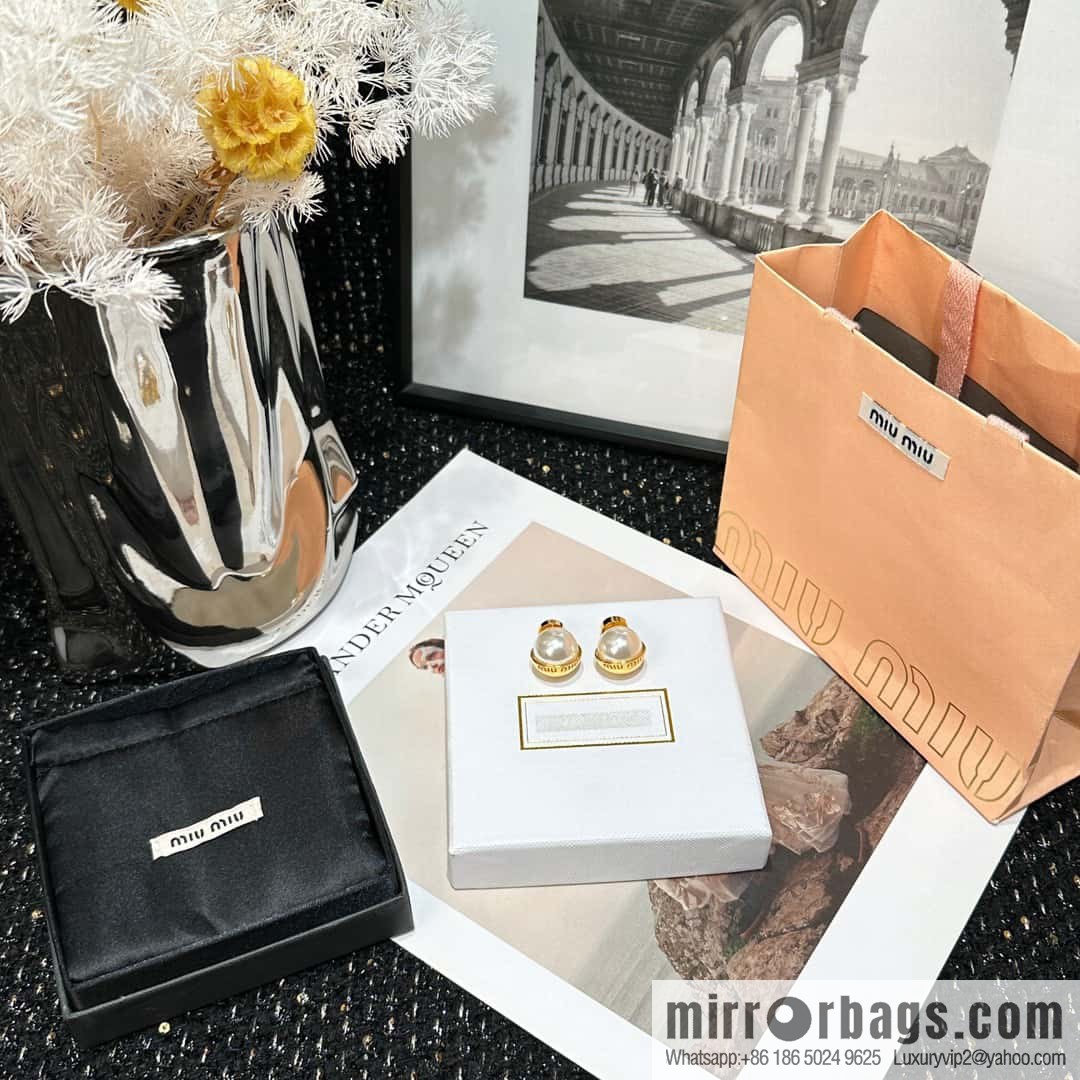 MIU MIU Miu Miu pearl smooth stud earrings